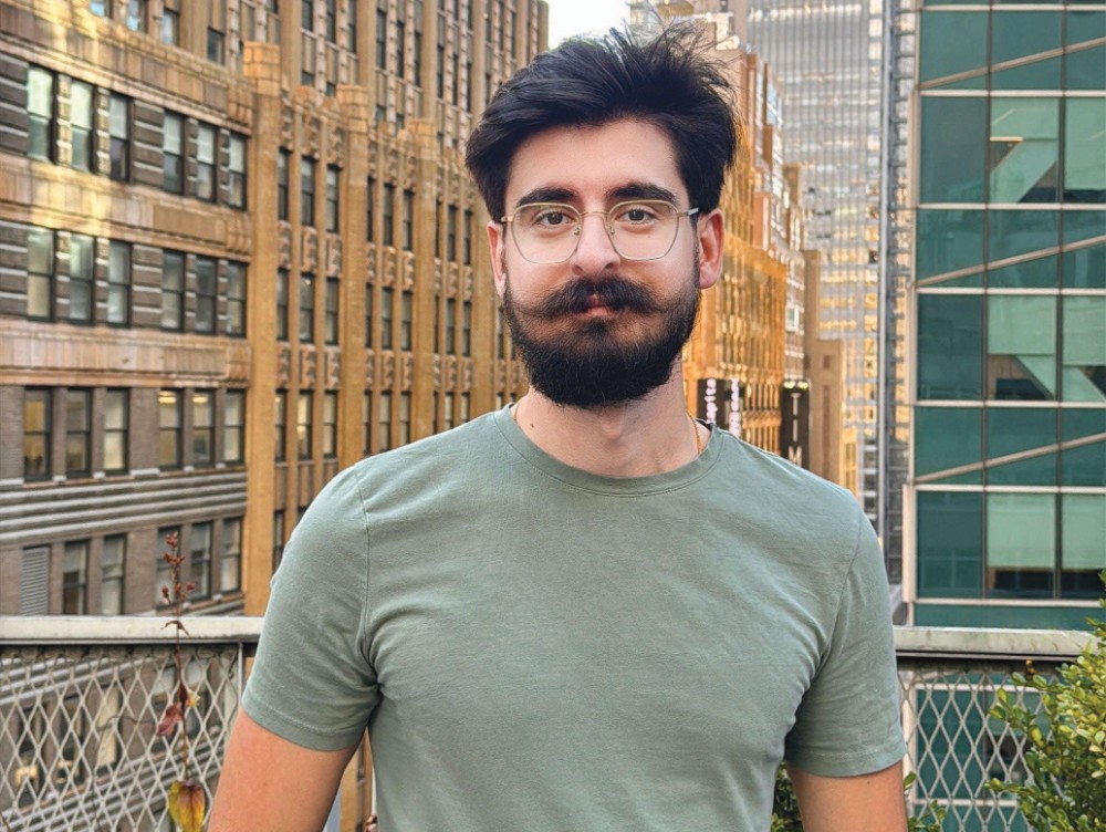 De la ture de noapte la Starbucks la o afacere de milioane de dolari. Cum a reușit un tânăr plecat din țară la doar 18 ani să trăiască visul american