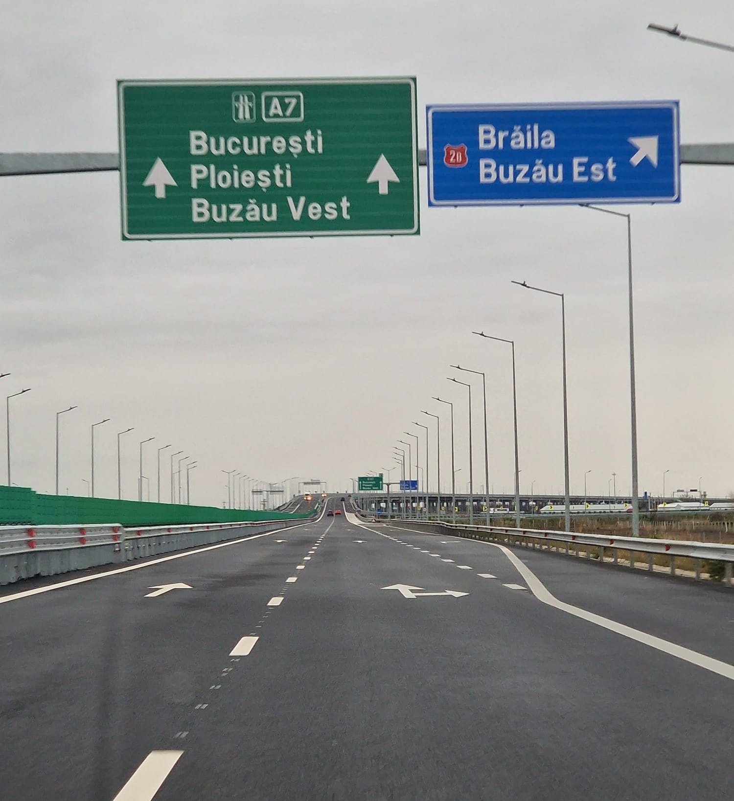 Unde ar fi trebuit sărbătorit astăzi 1 Decembrie în Moldova: cu o horă mare în giratoriul din nordul Focșanilor. Uite că poți merge în sfârșit pe autostradă pe cei 200 km de la București la Focșani, un vis care părea mult prea îndepărtat timp de decenii. Să ne oprim o clipă și să ne spunem: da, putem
