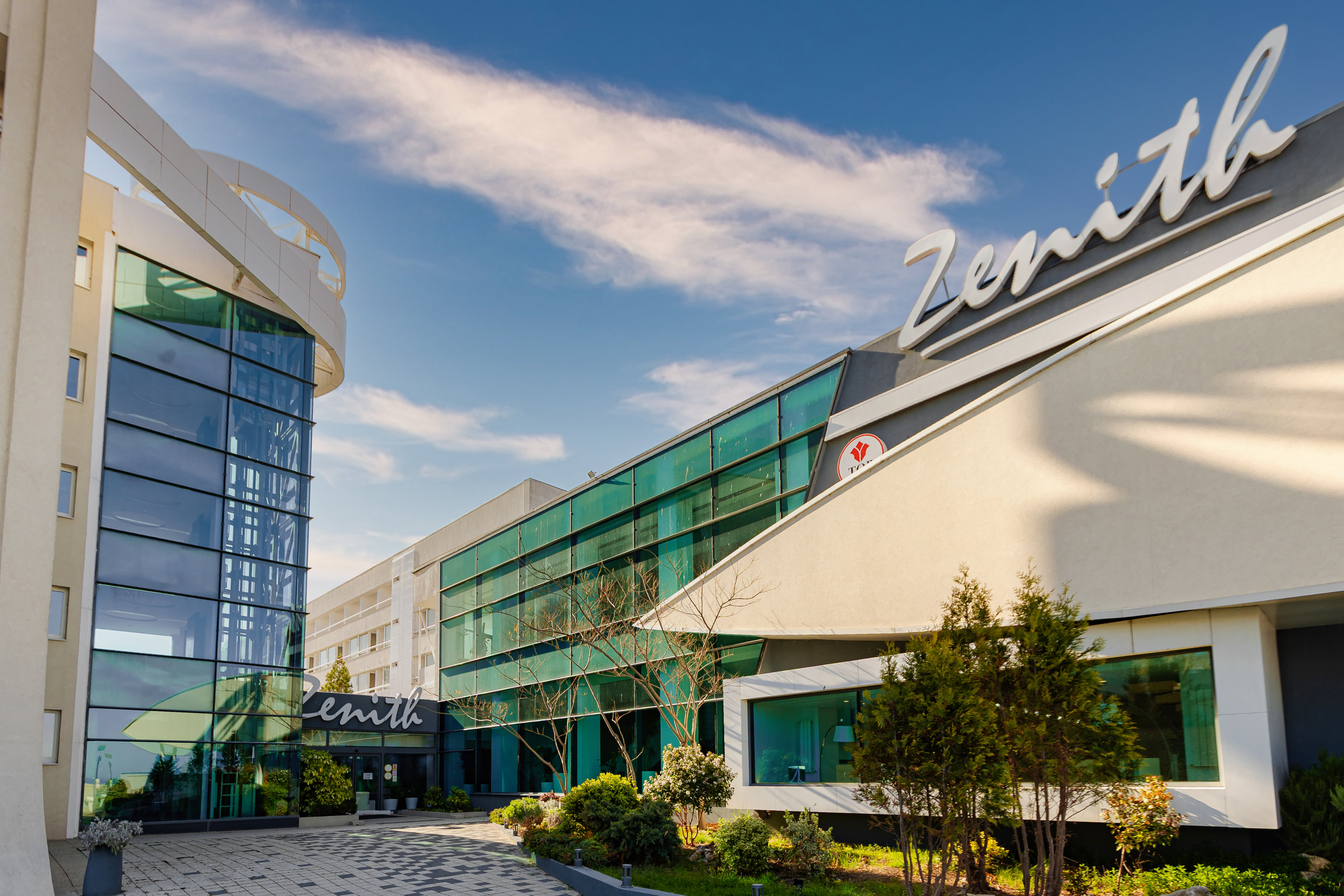 Tranzacție pe litoral: hotelul Zenith Conference & Spa din Mamaia, deținut de fondul de investiții RC2 și Antares Management, a fost preluat de omul de afaceri Nicolae Bucovală