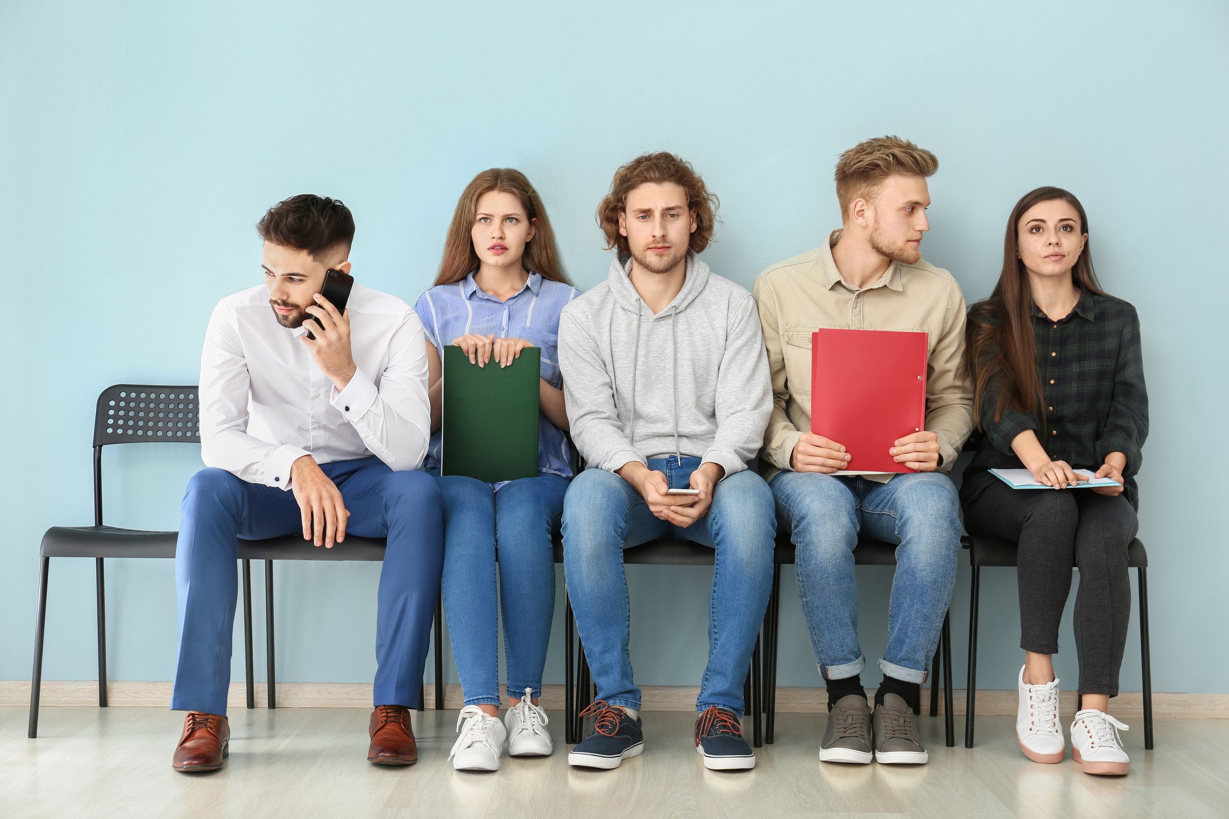 Doar 2% dintre tinerii români lucrează și studiază în același timp, față de media europeană de 25%. De unde vine această discrepanță? Ana, 27 de ani: În timpul licenței programul nu îți permite să te angajezi, iar la master deja ți se cere experiență. Fără puțin noroc, sunt slabe șanse să te angajezi din timpul facultății
