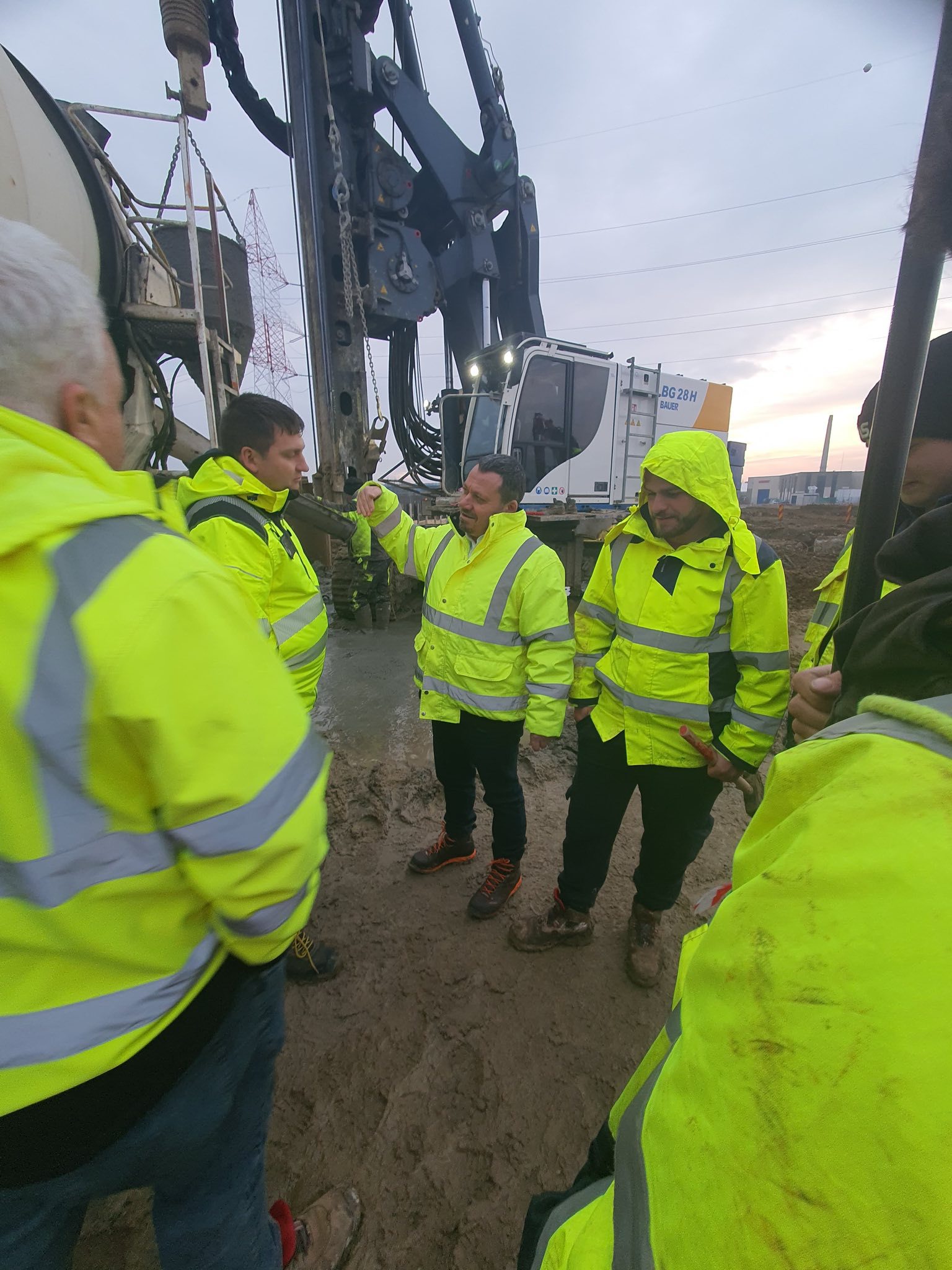 Ministerul Transporturilor vrea urgentarea lucrărilor de pe A0, întârziate din cauza condițiilor meteorologice. „I-am solicitat constructorului creșterea mobilizării în teren, în așa fel încât în această vară să putem circula intre A3 și A2 la nivel de autostradă”