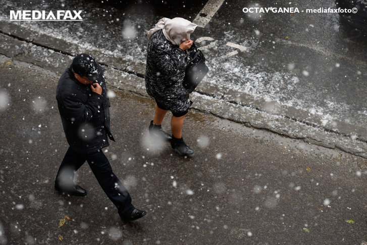Anunțul meteorologilor: Ninsori, polei și viscol în întreaga țară până luni seara