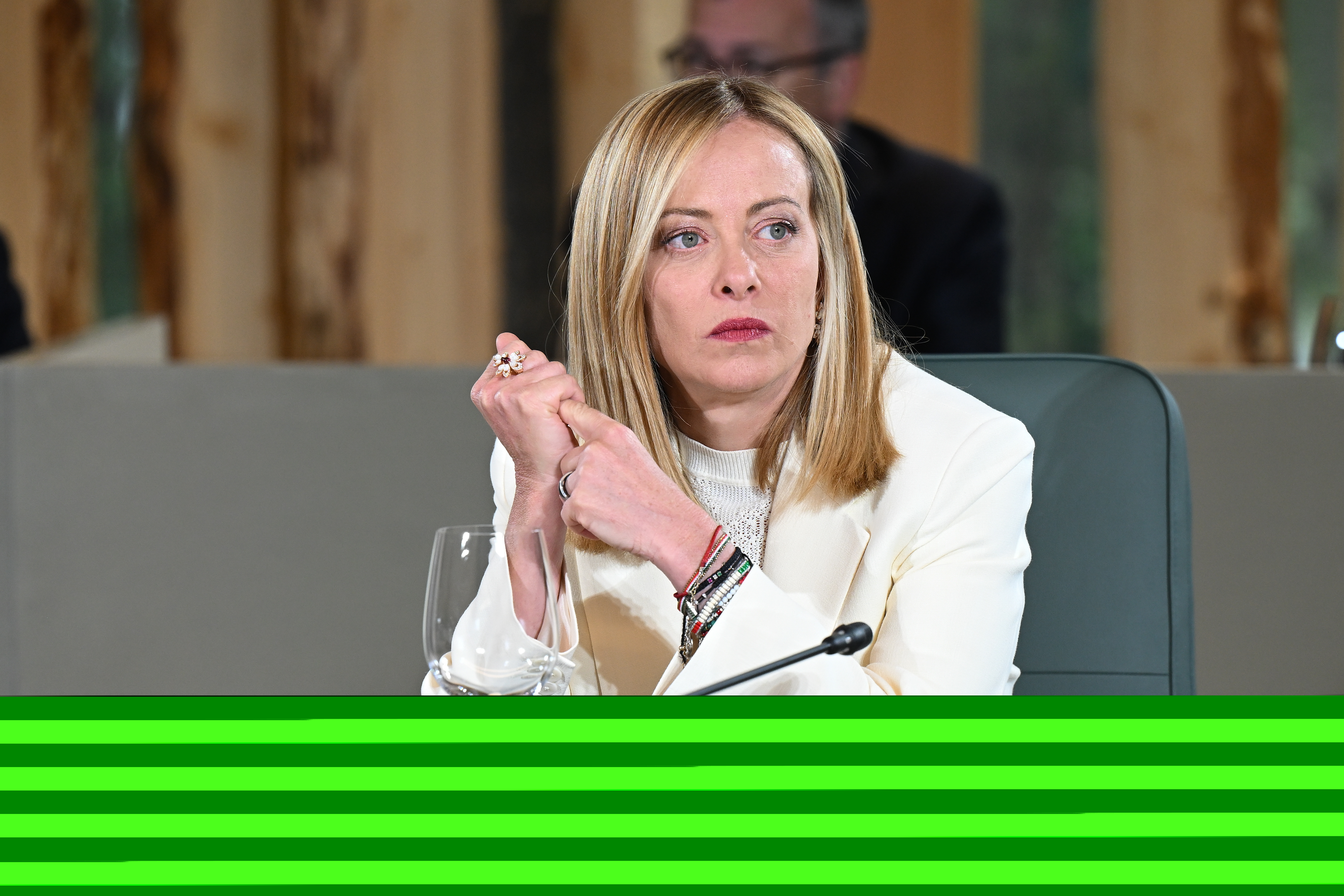 Femeia care scria istorie în Italia: Giorgia Meloni, care a pornit cu o etichetă de extremă-dreaptă, ar putea ajunge cel mai longeviv lider italian de după al Doilea Război Mondial. Înainte de a deschide șampania liderul italian mai trebui să treacă un ultim test