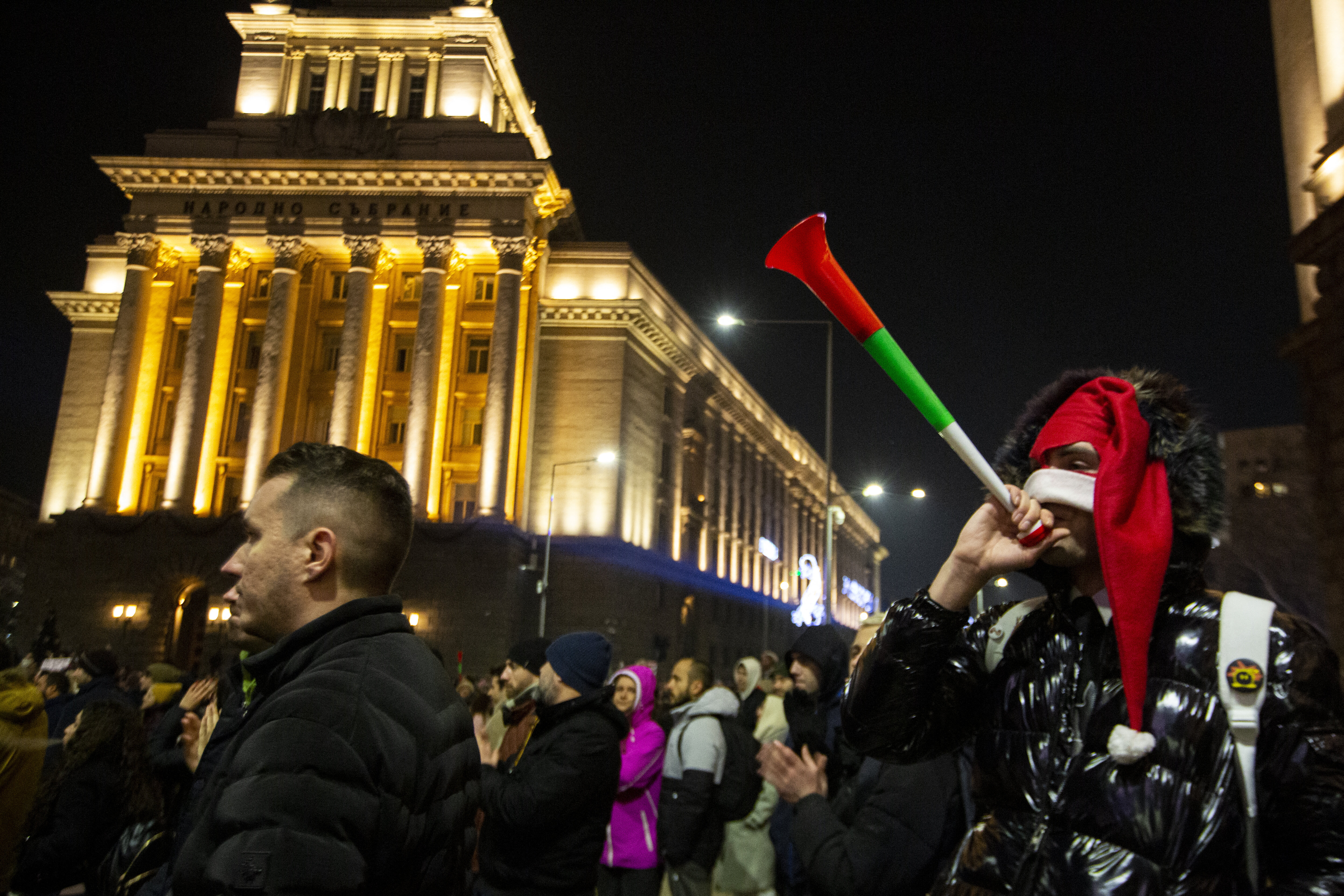 Bulgarii se mișcă rapid: Aproape jumătate din leva a fost deja retrasă din circulație și înlocuită cu euro după aderarea la moneda comună. Volumul total al levei bulgărești aflate în circulație se ridică la 16,1 miliarde leva, adică aproximativ 8,2 miliarde de euro. Drept comparație, în România avem 100 mld. lei în circulație, adică 20 mld. euro