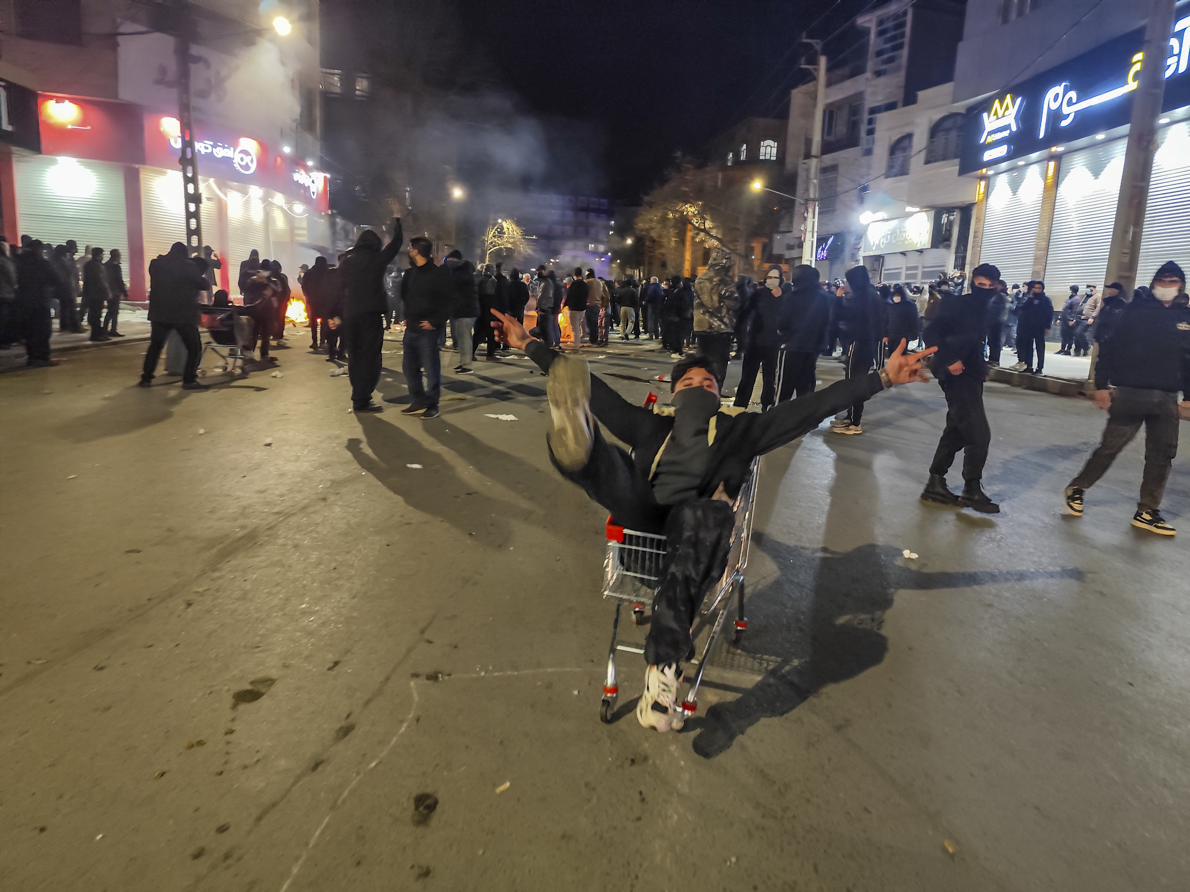 Proteste masive în Iran. Bilanțul deja ar putea ajunge la zeci de morți după ce autoritățile au deschis focul asupra protestatarilor. Republica islamică încerca să țină sub control cea mai gravă amenințare la adresa regimului din ultimii ani