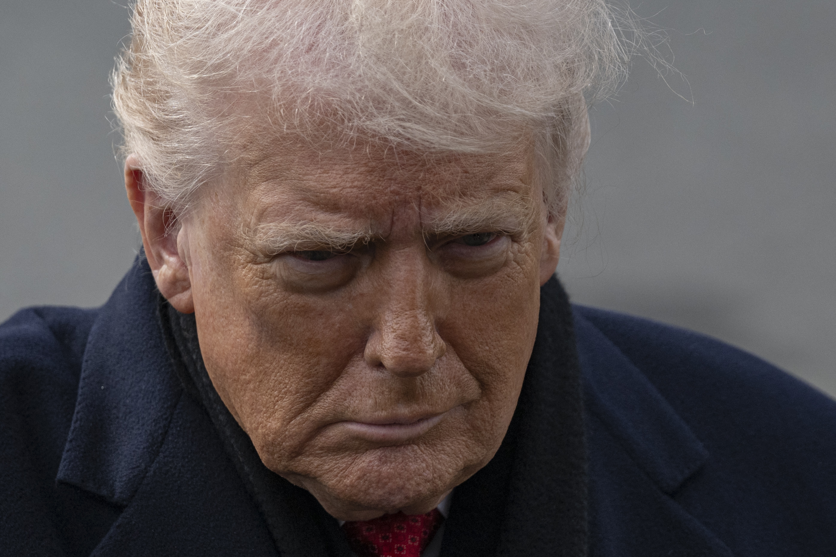 Președintele Trump amenință Franța cu tarife vamale uriașe de 200% asupra șampaniei și vinului francez, după ce Parisul a refuzat să se alăture ”consiliului păcii” din Gaza