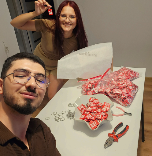 Tehnologia și creativitatea merg mână în mână. Doi tineri creează produse de decor din materiale sustenabile cu ajutorul imprimantelor 3D. Care este povestea lor?