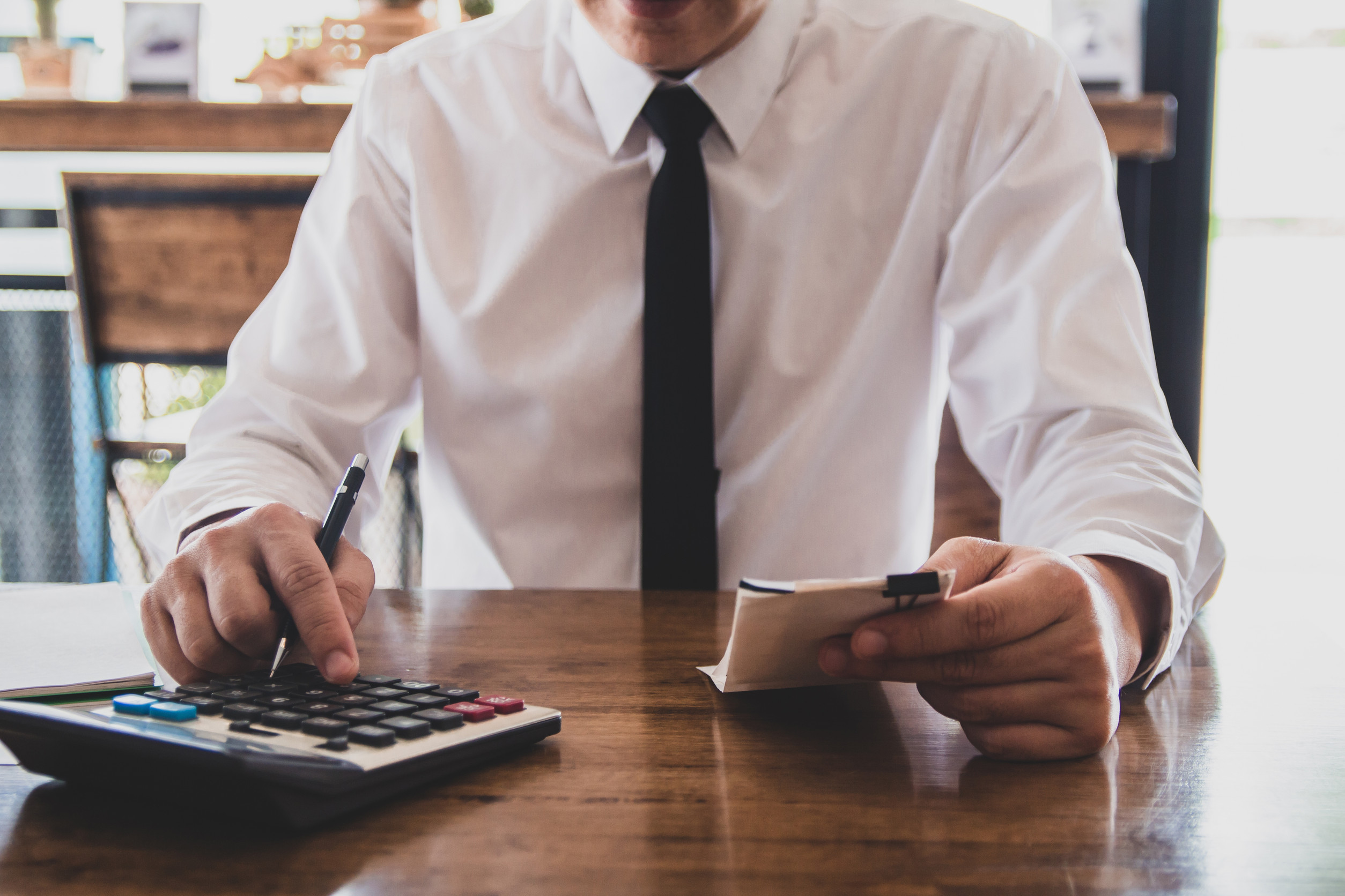 O nouă „taxă” apasă pe bugetele companiilor. Care este costul ascuns care nu apare în bilanț la final de an