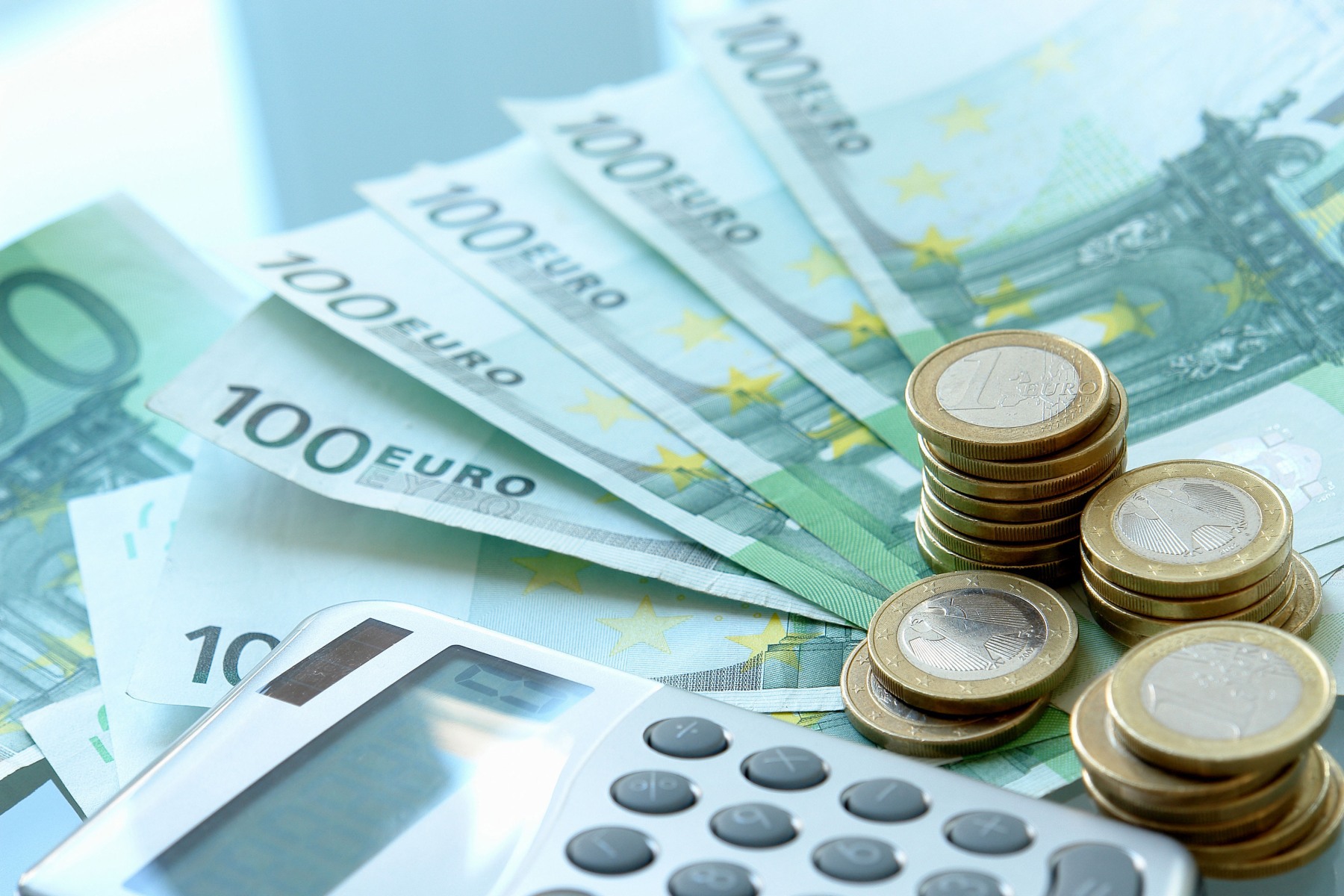 Statul și băncile se luptă pentru banii tăi. Avantajul neimpozitării în cazul titlurilor de stat dă de furcă băncilor, în ciuda dobânzilor încă atractive la depozite
