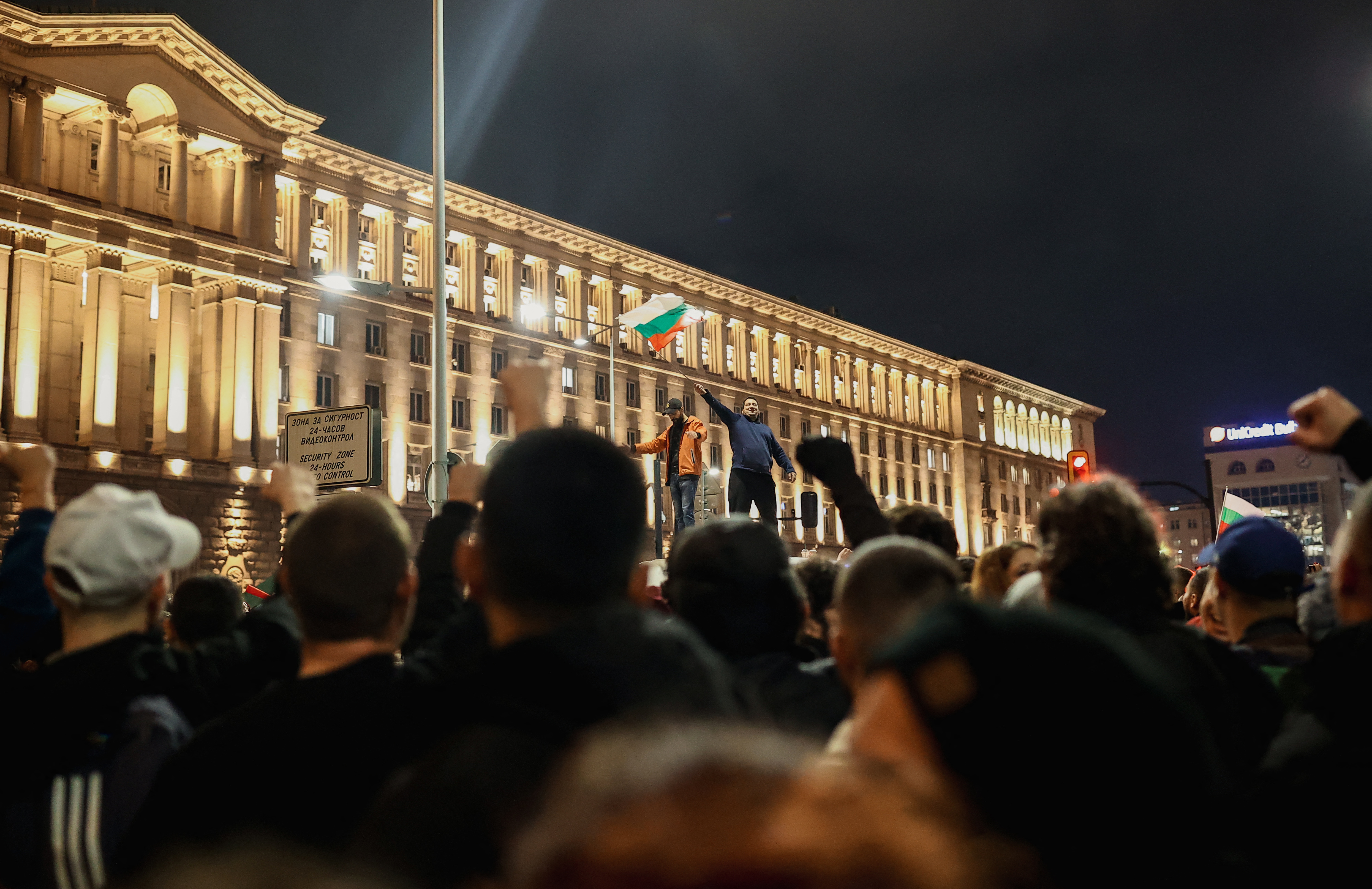 Zi uriașă pentru bulgari: Începând de la 1 ianuarie 2026, euro înlocuiește oficial leva ca monedă națională a Bulgariei, devenind astfel al 21-lea stat membru al zonei euro. Deși integrarea europeană a Bulgariei este văzută de instituții ca un pas către stabilitate economică, oamenii se tem să nu urmeze scumpiri majore. Vedeți cum arată noile monede euro. FOTO