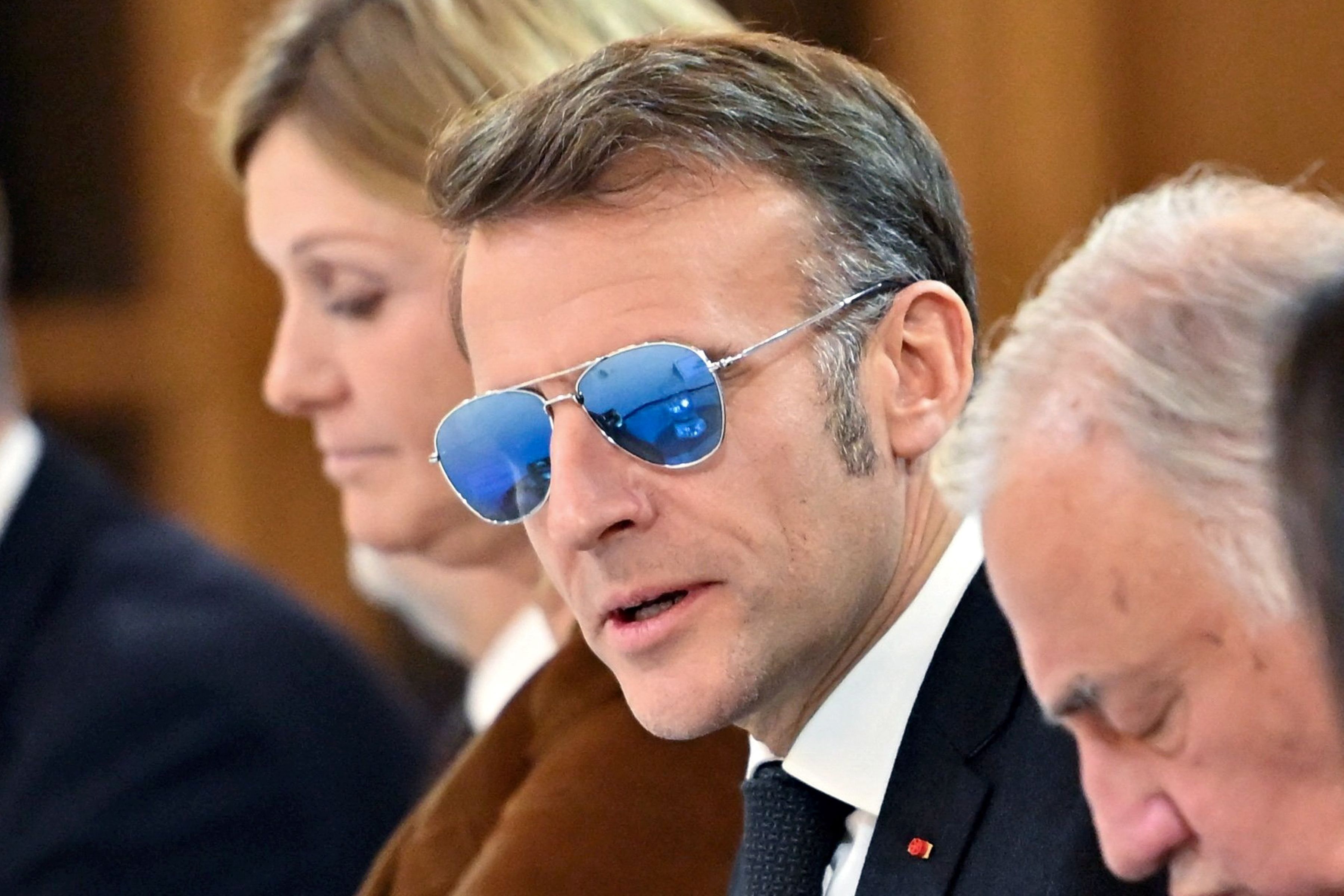 Ochelarii președintelui Macron, care au făcut valuri la Davos, costă 659 de euro și sunt produși Henry Jullien, un brand de ochelari de lux fondat în 1921. Acțiunile companiei italiene care deține brandul au explodat cu aproape 28% după ce s-a aflat