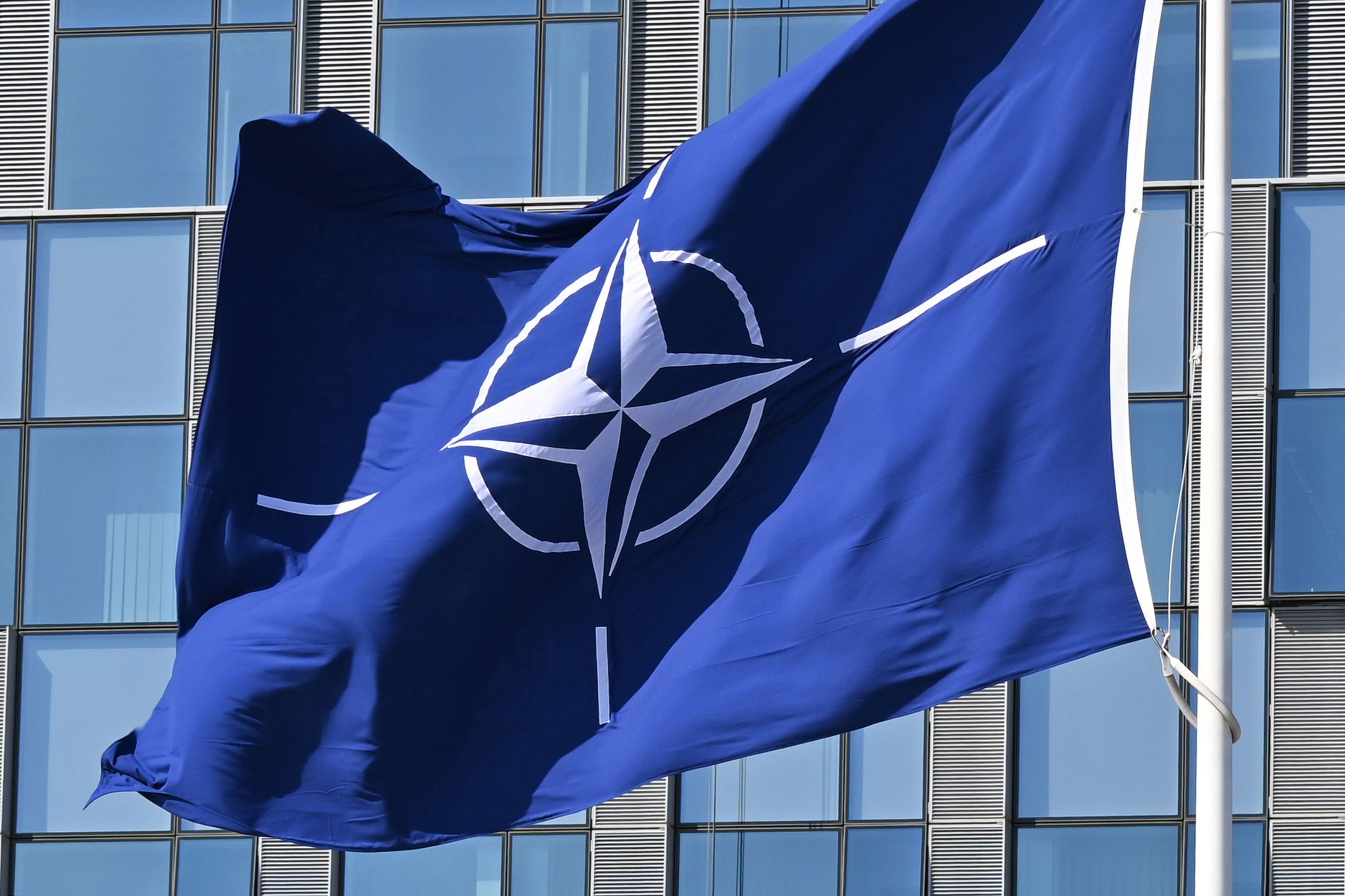 Gideon Rachman, unul dintre principalii editorialiști de politică externă de la FT: Este trist, dar trebuie să ne incepem să ne gândim la ceea ce este de negândit: posibila rupere a NATO. Istoria ne arată că nimic nu este imposibil