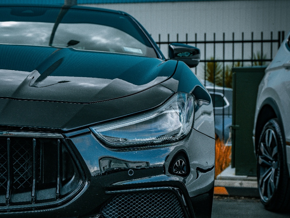 Povestea fraților care au construit de la zero una dintre cele mai cunoscute și exclusiviste mărci auto de lux din lume