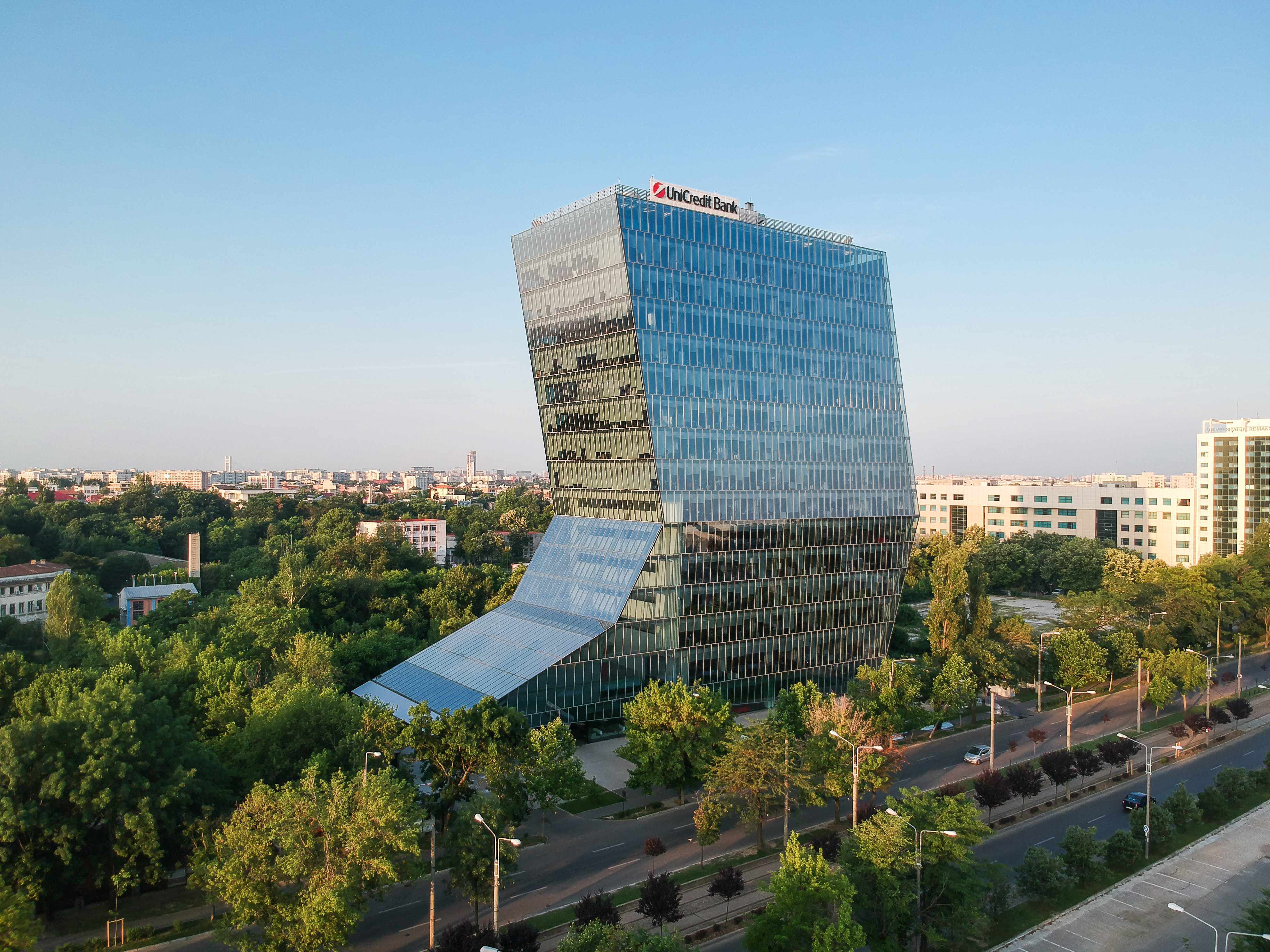UniCredit se așteaptă la o creștere economică de 1,5% în România în 2026, peste anul trecut, dar sub potențial. Cele mai mari amenințări țin de o instabilitate politică internă și un eventual eșec al continuării reducerii deficitului bugetar