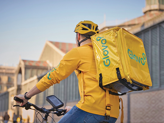Glovo Italia, pusă sub supraveghere judiciară pentru “exploatarea” a 40.000 de curieri. Procurorii italieni: modelul organizațional al Glovo este „inapt să garanteze că nu se produc situații de exploatare gravă". „Verificările indică o situație de veritabilă exploatare a forței de muncă, perpetuată de ani de zile"