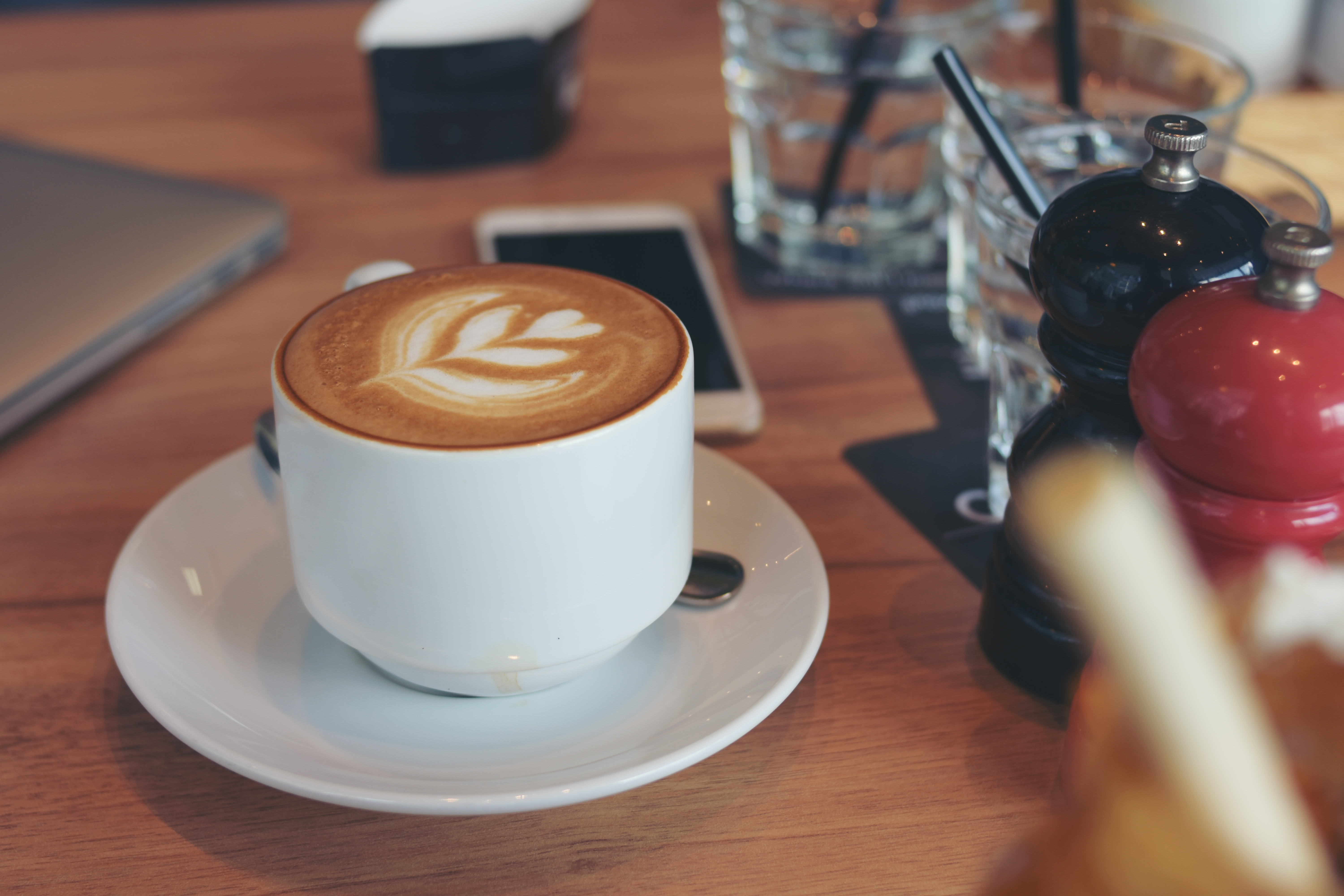 Cafeaua de specialitate devine un lux la care unii dintre noi renunțăm, iar alții nu. Tu cât cheltui într-o lună pe cafea? Daria, 26 de ani: „În fiecare lună cheltui aproximativ 200 de lei pe cafeaua to go sau pe care o beau în cafenele de specialitate”