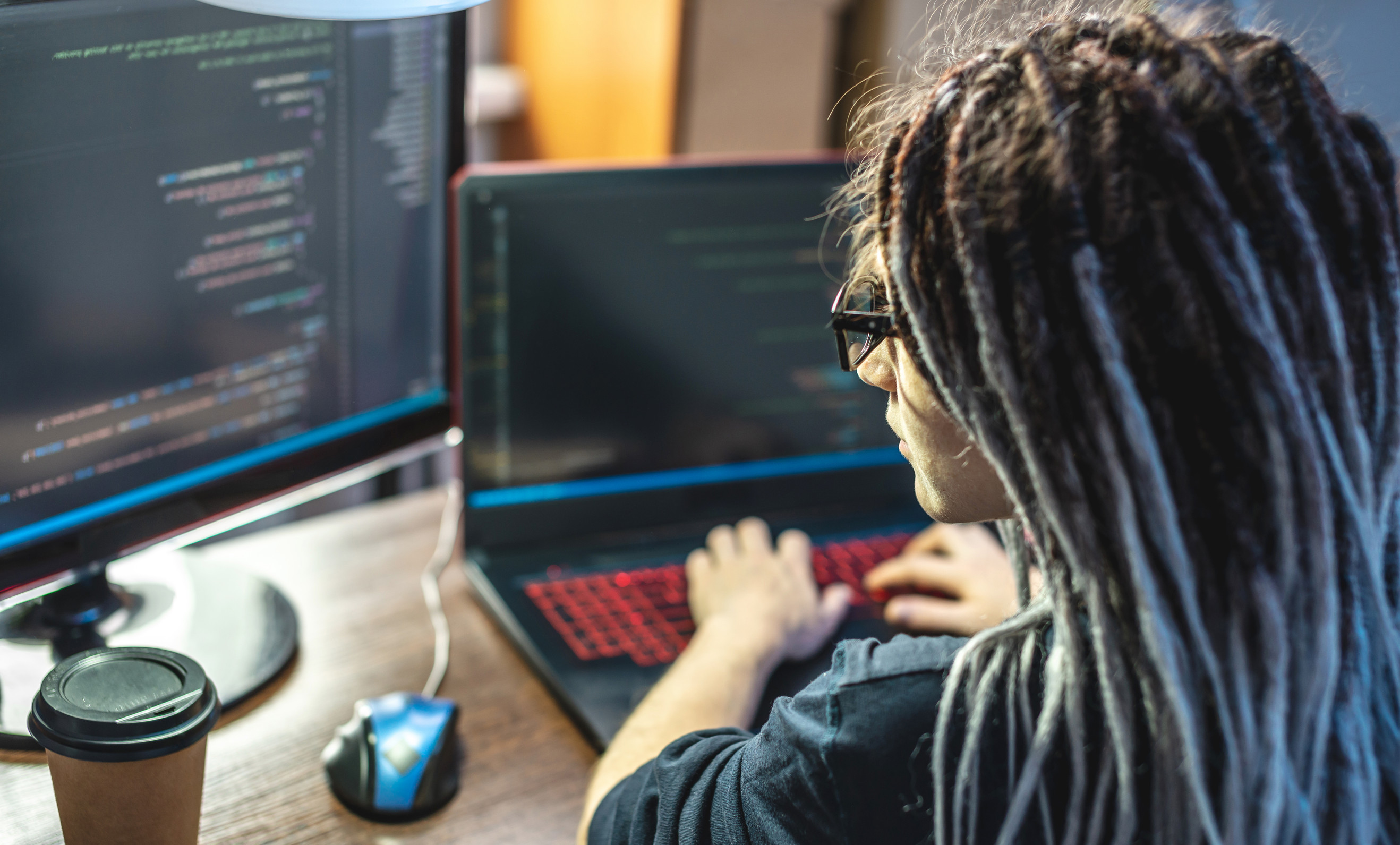 Ce este “vibe coding” si cum faci trecerea la IT, chiar daca ai studiat altceva? “Câștig dublu din programare față de atunci când lucram în domeniul de beauty”