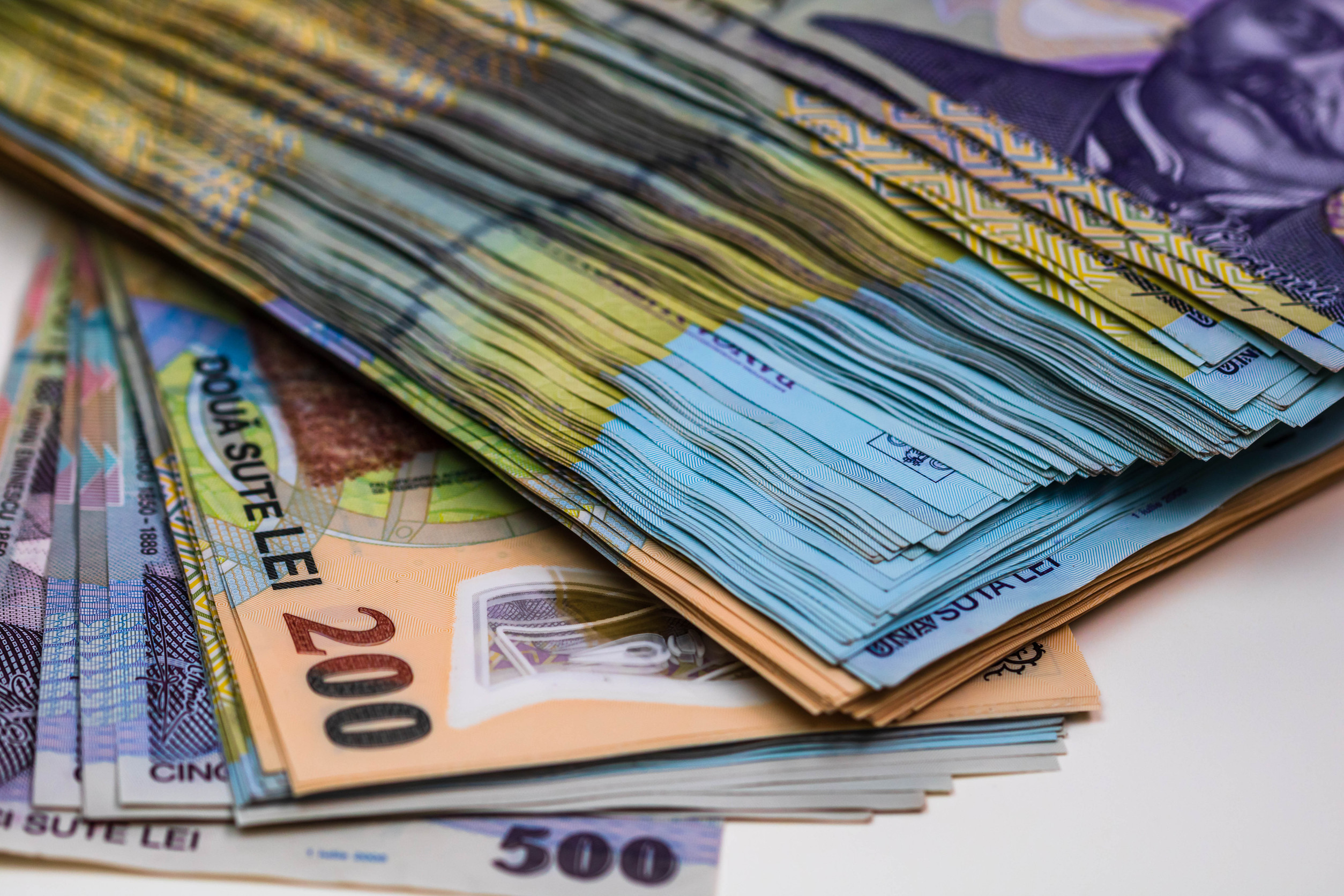 Cum a ajuns pragul de 1.000 de euro venit lunar să fie salariul de pornire pe care tânăra generație îl vrea la primul job