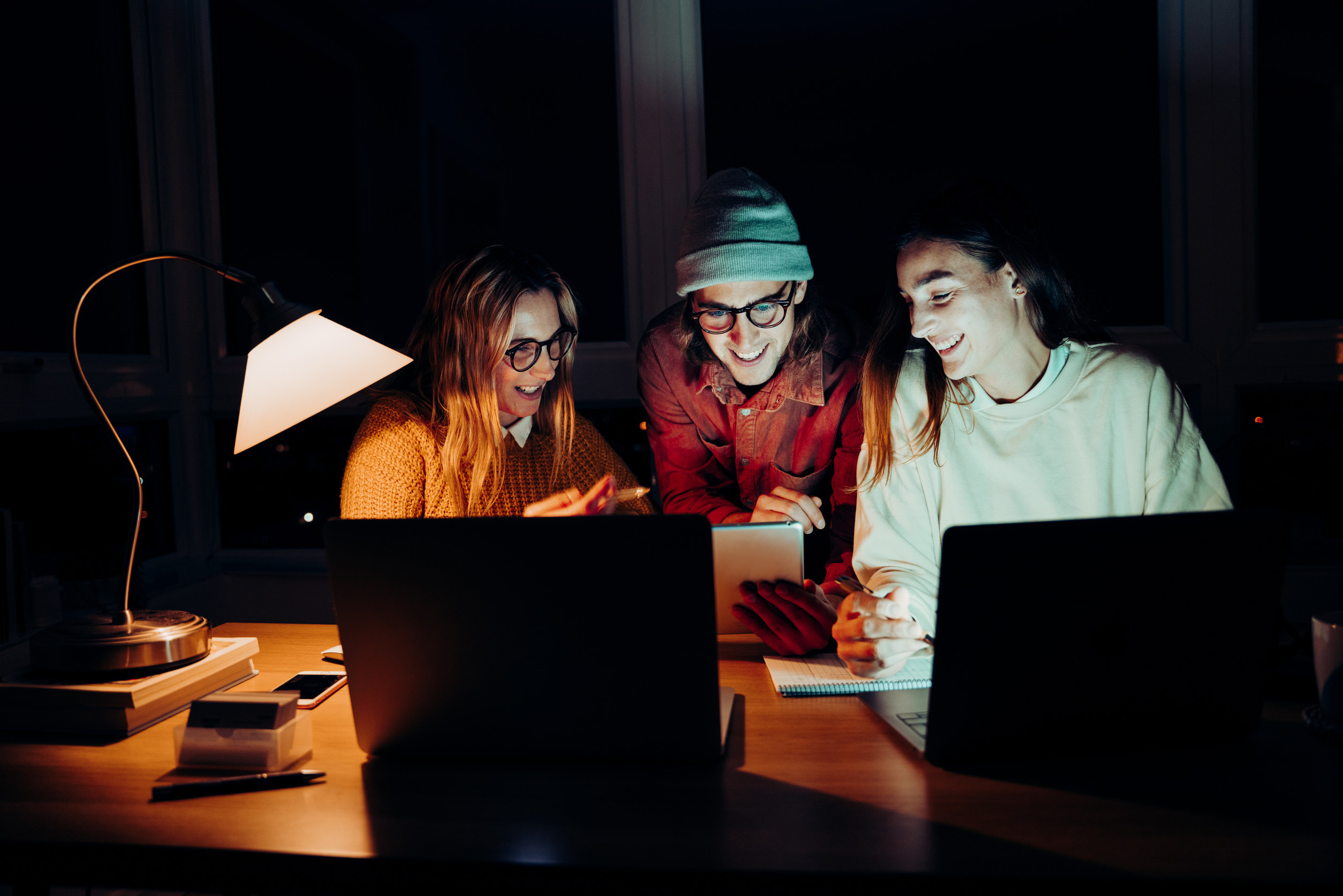 Plata facturilor nu a fost nicicând mai plăcută, ce ai zice să vă adunați în sufrageria unui prieten și să plătiți facturile simultan? „Admin night” este un nou trend care te stimulează să nu mai amâni sarcinile importante și să le faci cu prietenii