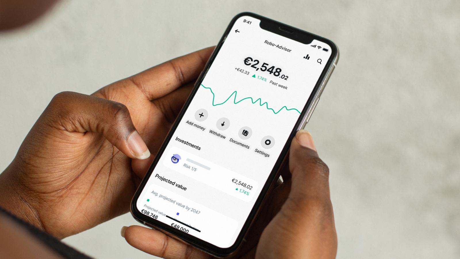 Revolut are concurență: Nubank din Brazilia, fondată în urmă cu 13 ani de un trio de tineri antreprenori din São Paulo, s-a listat la Bursa din New York și a obținut o evaluare de 90 mld. dolari. După ultima rundă de finanțare, Revolut era evaluată la 75 mld. dolari