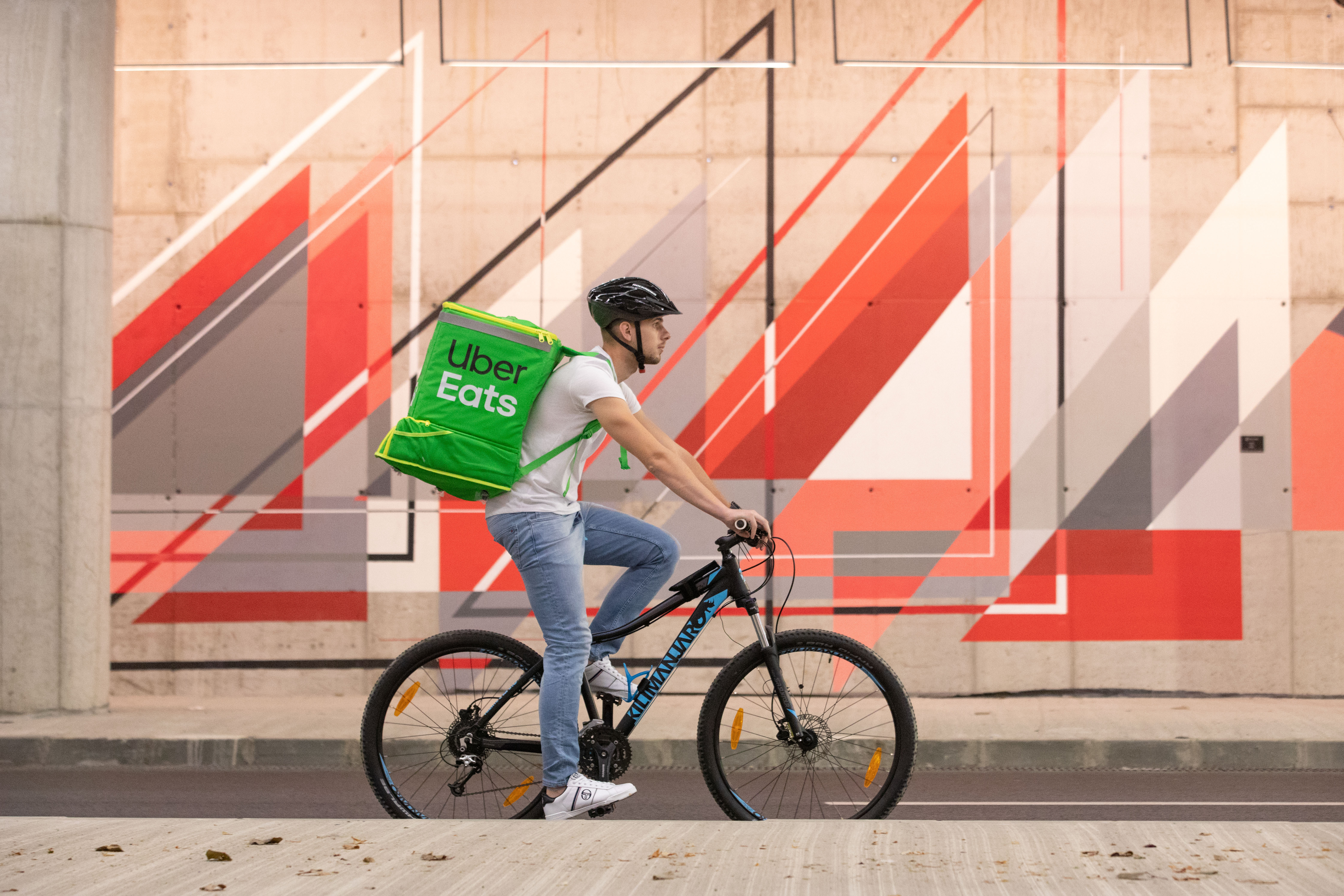 Uber Eats revine în România la aproape șase ani după ce s-a retras din țară