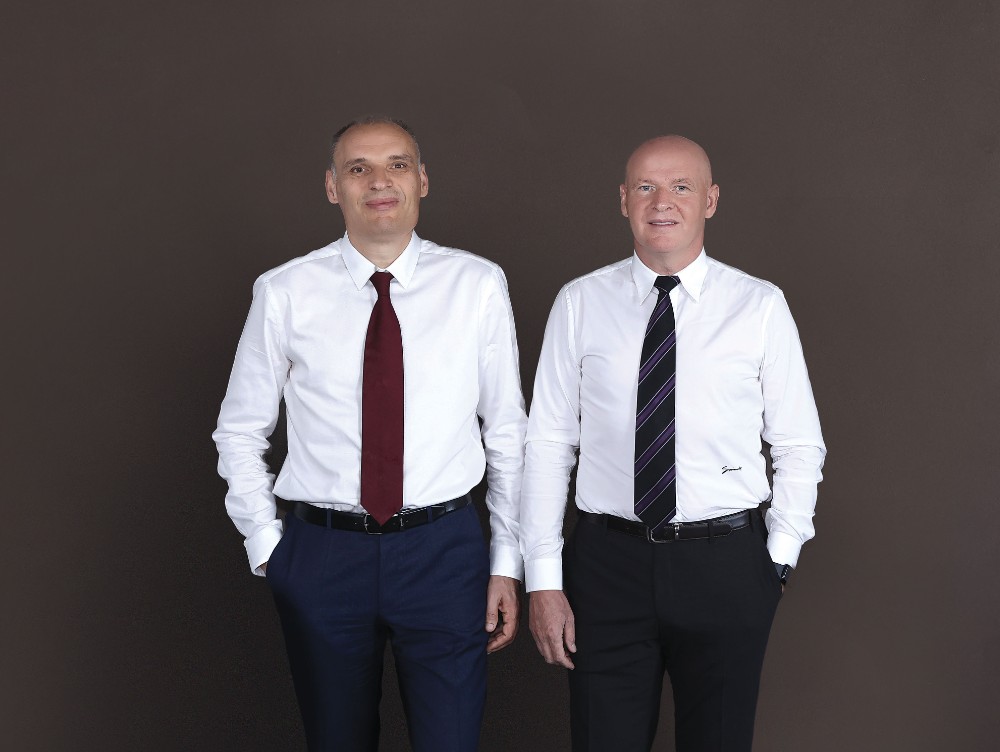 Un moment istoric pentru antreprenoriatul românesc. Cine sunt românii care cumpără rețeaua de magazine din țara noastră a unui gigant internațional