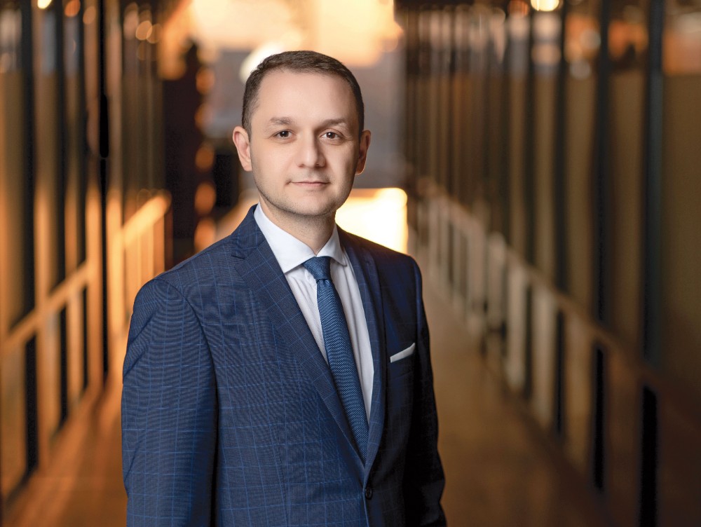 Cine este omul care conduce Electrica, una dintre companiile-cheie din infrastructura energetică a României