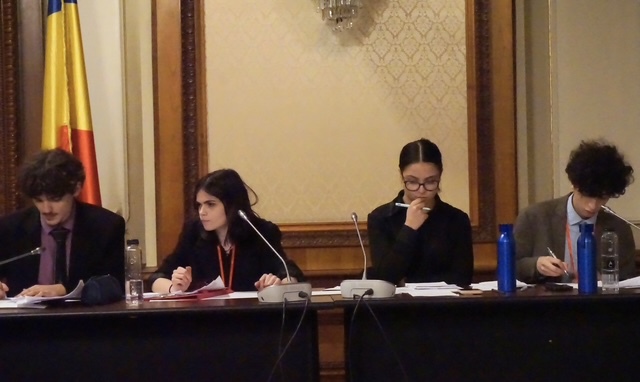 Elevii români cuceresc scena internațională a dezbaterilor la turneul Cambridge Union Schools, organizat pentru prima dată în România. În marea finală de la Cambridge s-au calificat 4 elevi din Cluj-Napoca și Constanța