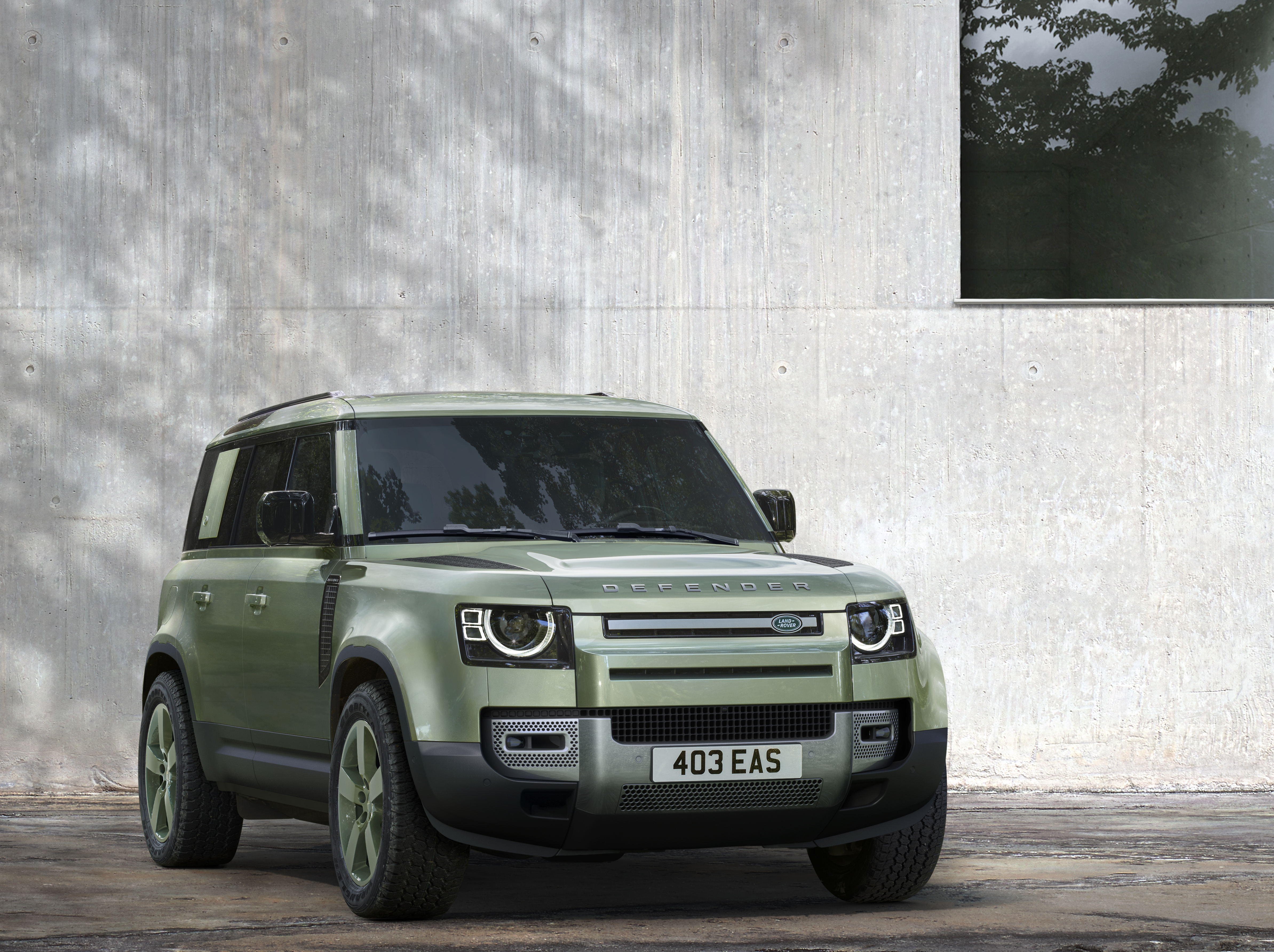 (P) Defender Urban Edition – Simplitatea rafinată a unui SUV de legendă, acum la un preț special. Robust, iconic și surprinzător de accesibil. Descoperă varianta Urban – alegerea elegantă pentru oraș și aventură