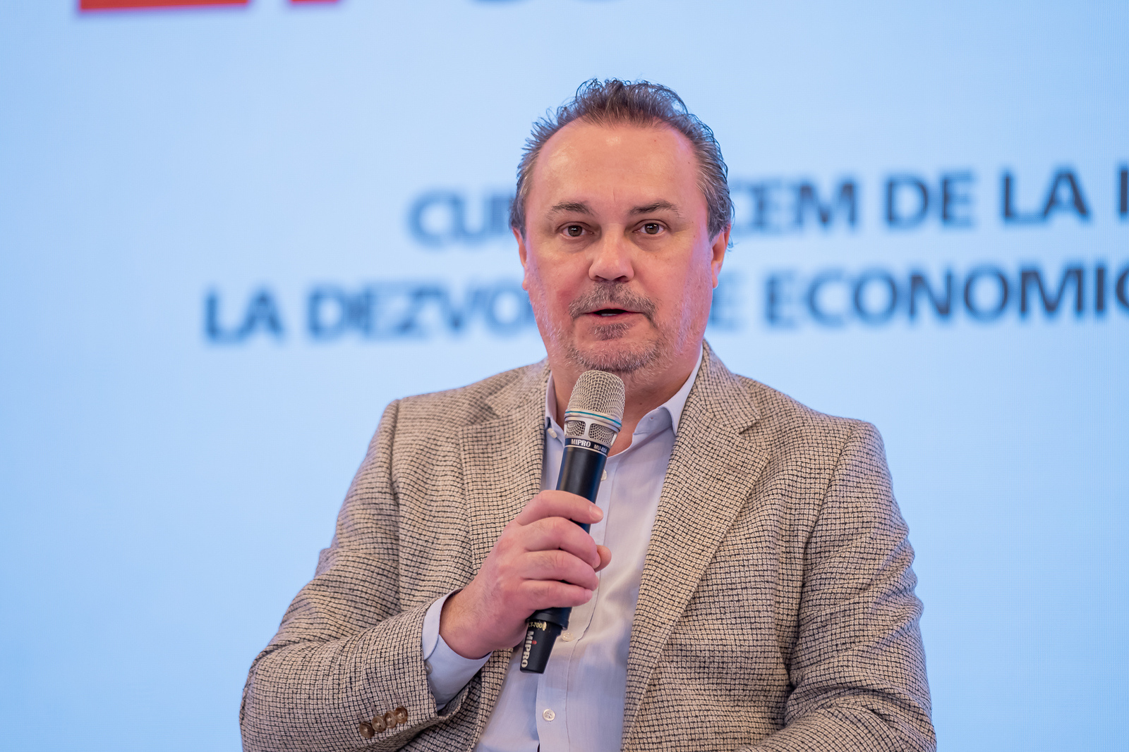 Gabriel Andronache, ANRE: Problema este că noi exportăm pe vârf de producție unde prețul este mic și importăm seara pe vârf de sarcină, unde prețurile sunt mari și de aceea ajungem la acest preț care este totuși mare, în condițiile în care vrem să ne dezvoltăm economia