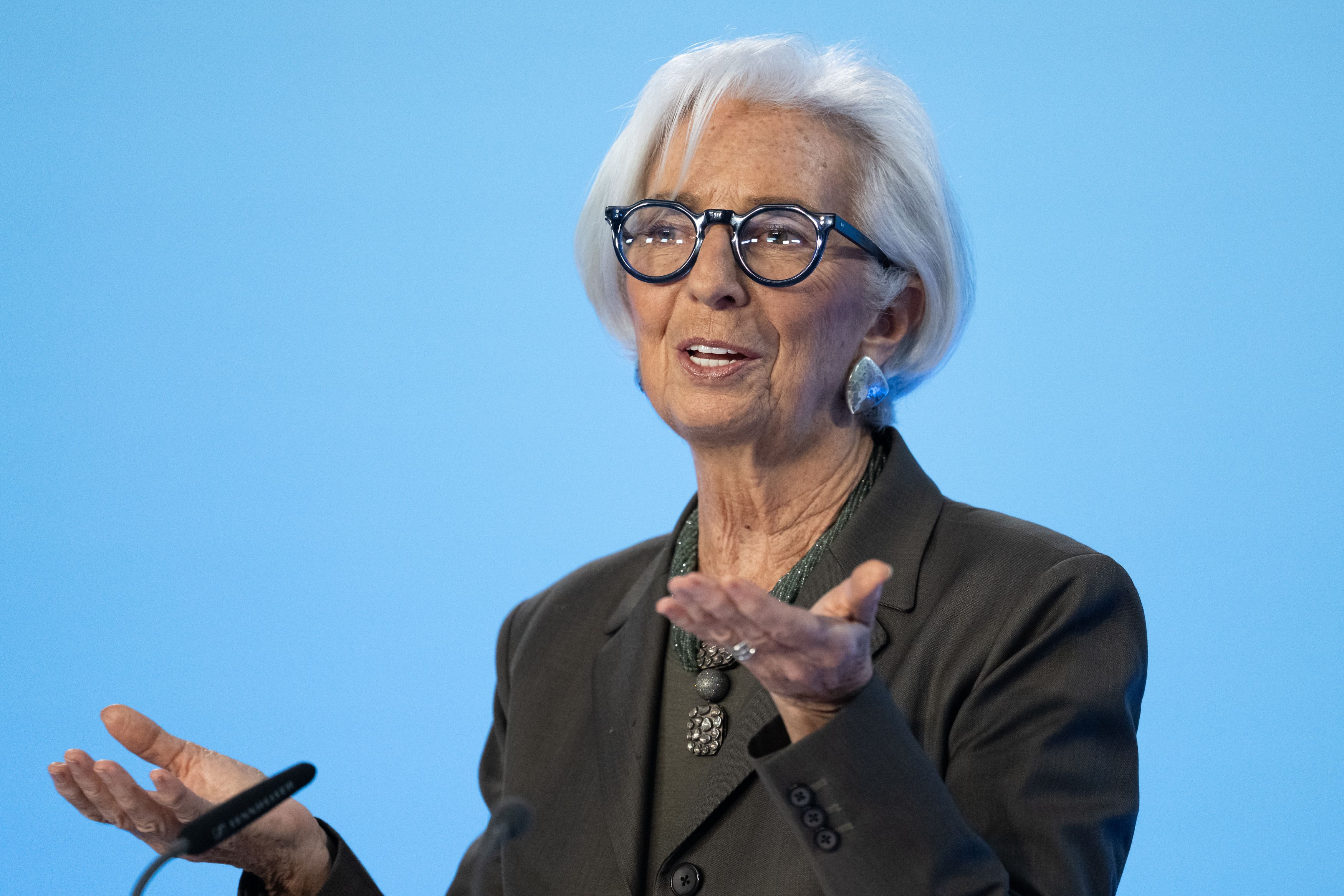 Scandal în inima sistemului euro: Președinta BCE, Christine Lagarde, primește 140.000 de euro pe an de la Banca Reglementelor Internaționale, al cărei membru este, însă nu ar avea voie să accepte asemenea plăți. În 2025, aceasta a avut un salariu de peste 740.000 de euro