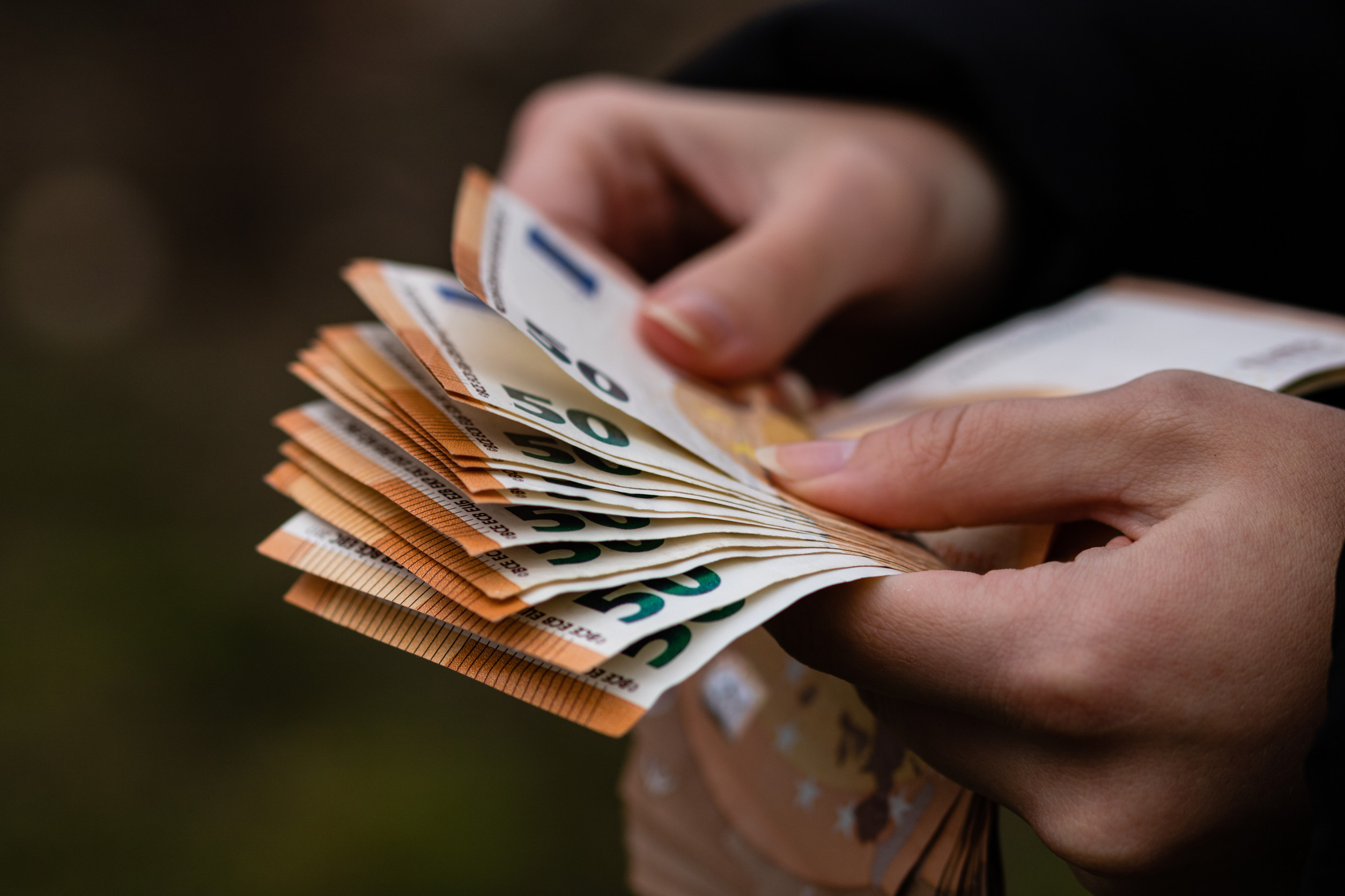 Salariul ca ultim argument: până unde mai pot opri banii în plus un angajat care vrea să-și dea demisia?