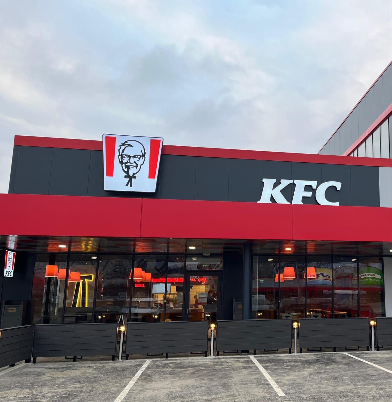 Ce salariu câștigă un crew member la KFC. Lanțul de fast-food angajează 50 de persoane în București