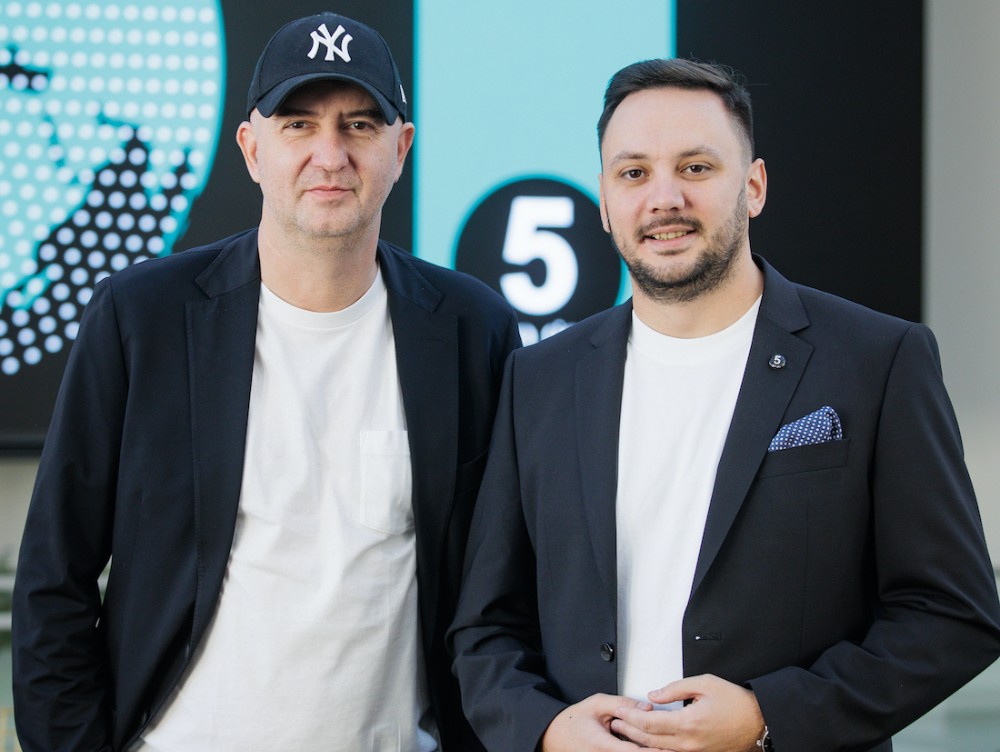 Lanțul 5 to go, fondat de Radu Savopol și Lucian Bădilă, accelerează dezvoltarea în 2026 și deschide primele cafenele din Dublin și Sofia, precum și un birou regional la Cluj, țintind afaceri de 72 mil.euro
