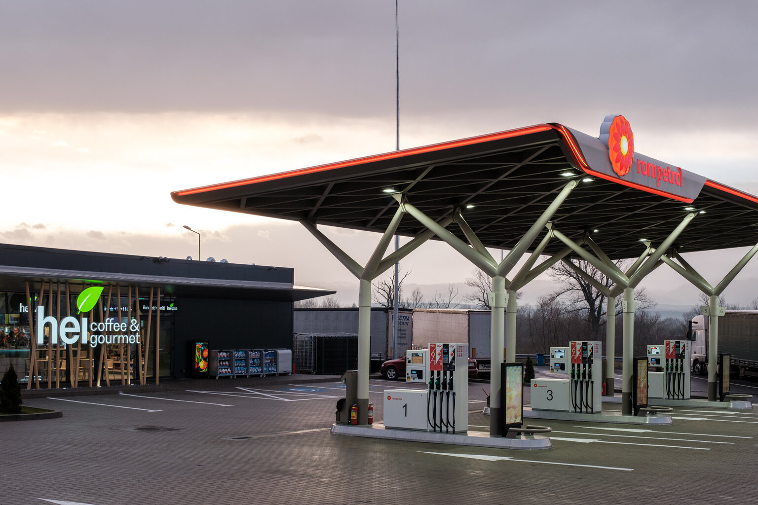 Rompetrol își extinde în acest an rețeaua din România cu 13 noi stații de distribuție carburanți, primele șase urmând să fie deschise în perioada iunie - iulie