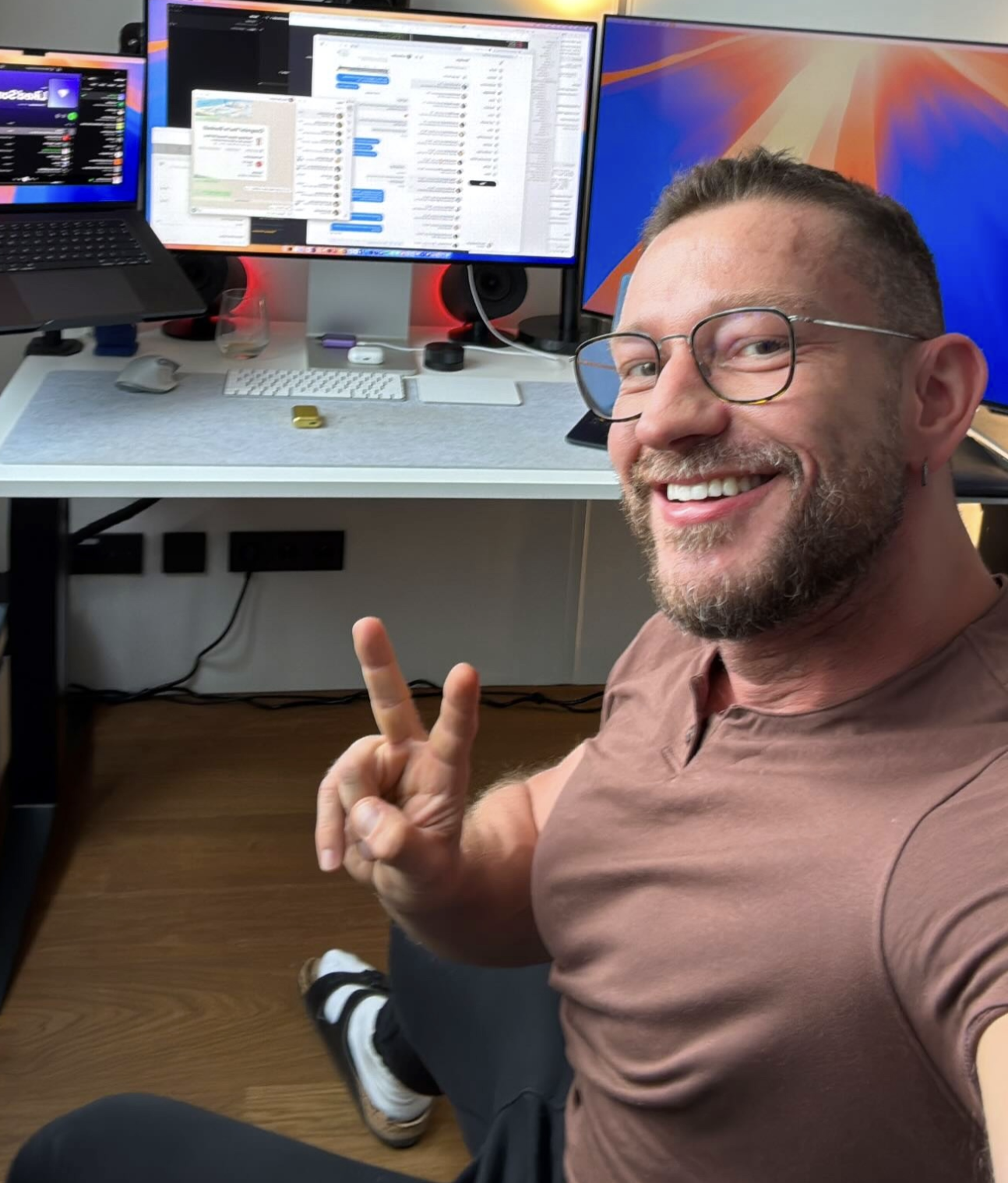 Creatorul OpenClaw, instrumentul AI care a atras 2 milioane de vizitatori într-o săptămână, se alătură OpenAI după o bătălie cu Meta - ambele oferte fiind evaluate la miliarde de dolari. Apelul pe WhatsApp cu Mark Zuckerberg: "Asta merge, asta nu face doi bani"
