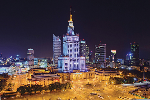 De trei ani Ungaria speră că investițiile record ale companiilor străine îi vor ajuta economia să repornească, dar degeaba. De trei ani ecomomia Poloniei crește, anul trecut chiar puternic, iar companiile poloneze au dezlănțuit cea mai mare campanie de achiziții în străinătate din istorie