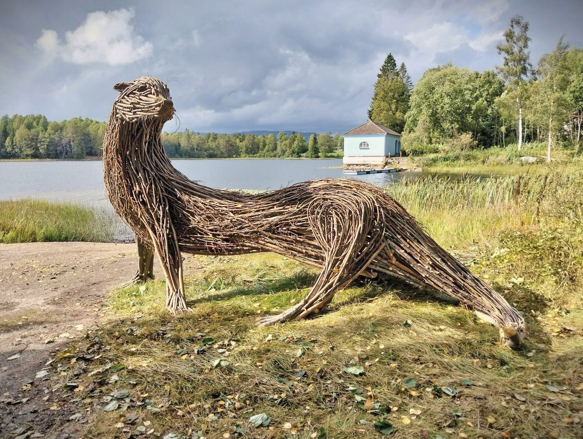Cine este artistul care transformă vreascurile în sculpturi spectaculoase prin toată Europa