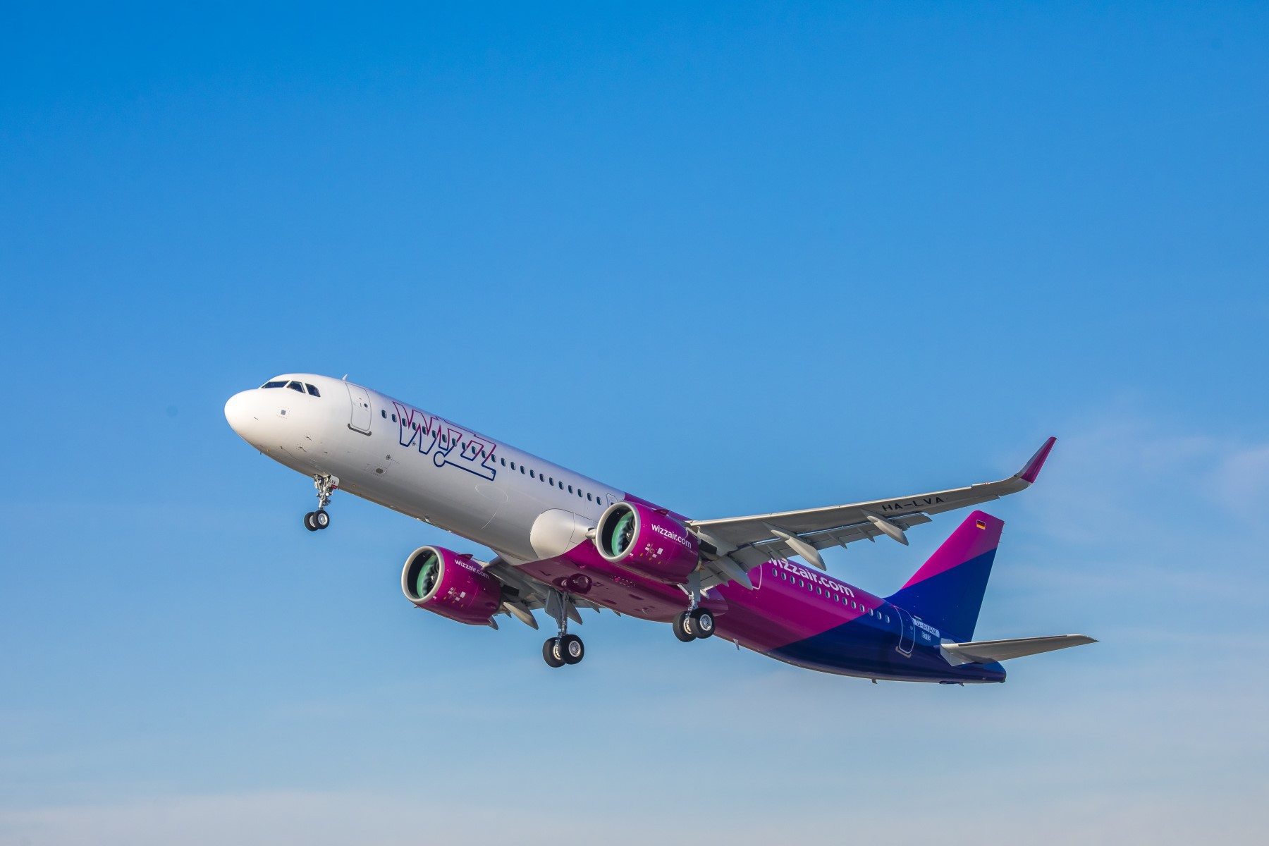 Compania aeriană Wizz Air a transportat anul trecut 14,5 milioane de pasageri pe zborurile către și dinspre România, în creștere cu 13%. În 2026, operatorul va lansa 30 de rute noi de pe 10 aeroporturi locale