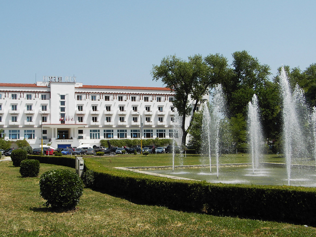 Hotelul Rex din Mamaia, „perla regală" a litoralului inaugurată de Carol al II-lea, ajunge astăzi la cea de-a treia licitație. Primăria Constanța nu vrea să cumpere celebrul hotel. Proprietarii Swissôtel din Poiana Brașov, printre posibilii investitori interesați