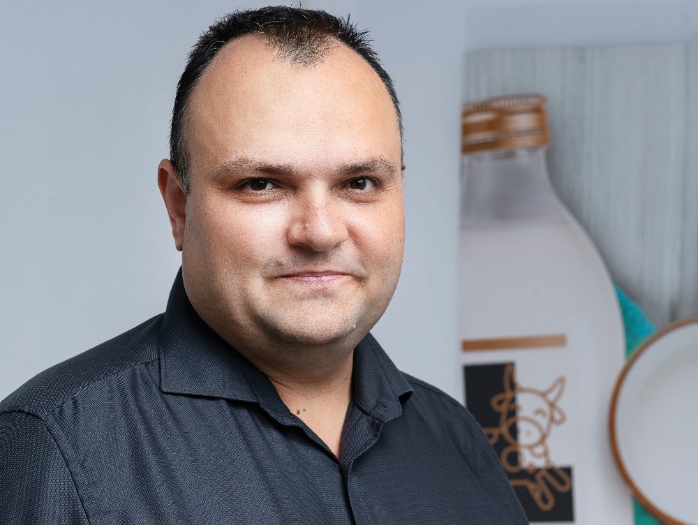 Cine este omul din spatele unuia dintre cele mai apreciate și cunoscute branduri de lactate românești din țara noastră