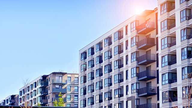 De ce România bate Franța, Germania sau Spania la achiziția locuințelor? Comparativ cu Germania, Franța sau Spania, un buget de 150.000 de euro în România permite achiziția unui apartament de 3 camere și 75 de metri pătrați, în timp ce în capitala Franței sau în Berlin aceiași bani abia ajung doar pentru o garsonieră