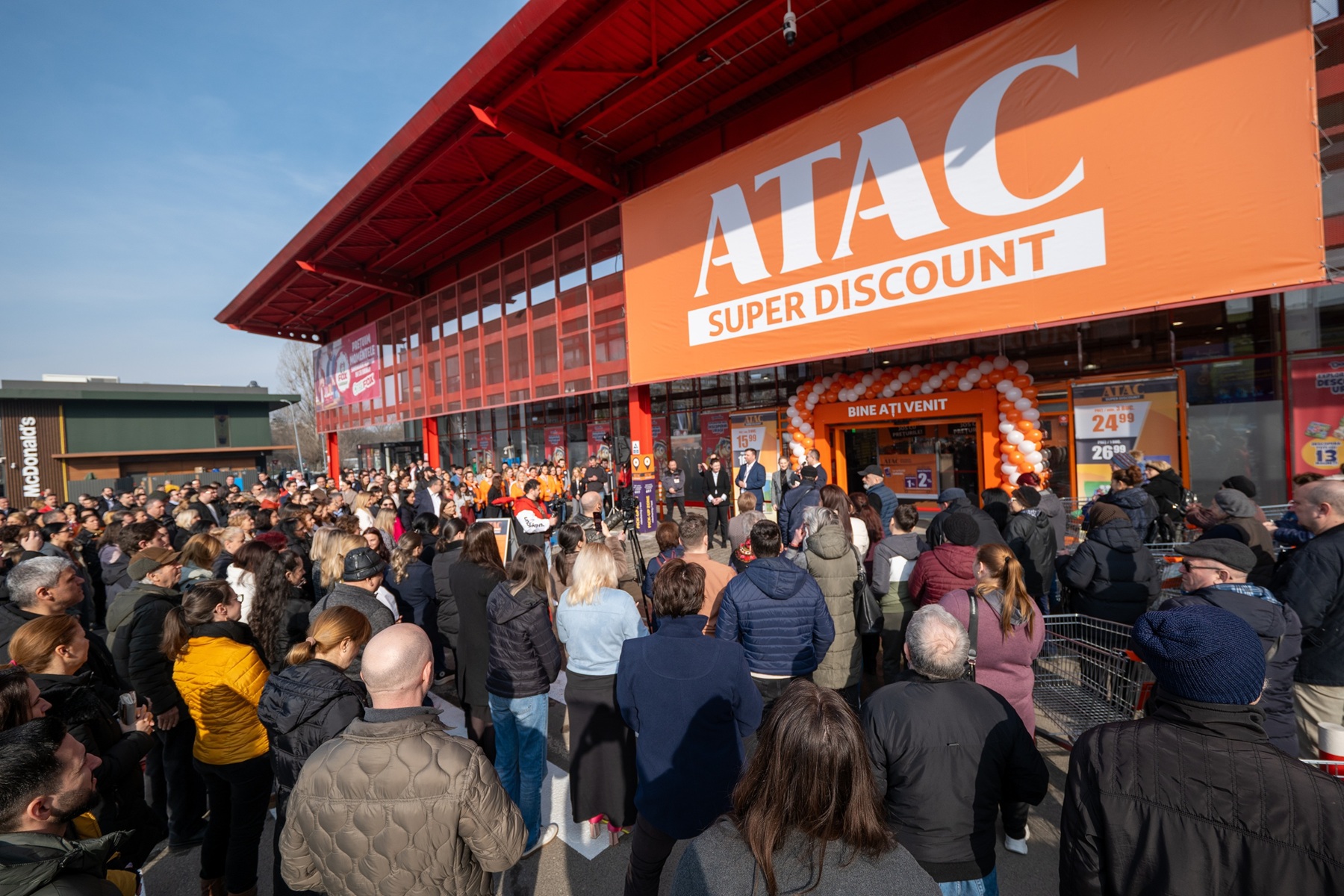 Într-o eră în care prețul dictează comportamentul de consum, Auchan aduce formatul de hiperdiscount inclusiv în zona magazinelor mici: Brandul ATAC e pus pe un supermarket din Capitală
