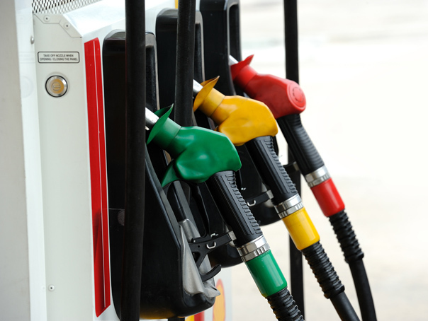 Motorina se scumpește pentru a treia zi consecutiv, iar benzina stagnează