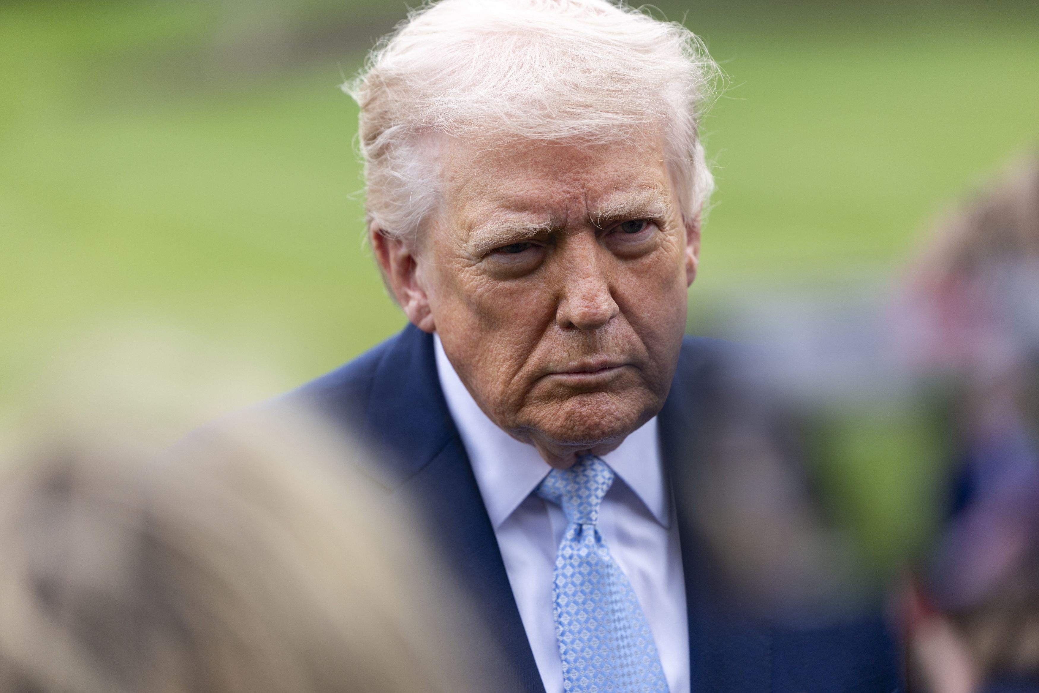Trump renunță la energia verde. Administrația de la Washington va plăti aproape 1 miliard de dolari pentru a opri proiectele de energie eoliană offshore. Investițiile se vor concentra în producția de hidrocarburi, pe fondul presiunilor legate de scumpirea energiei
