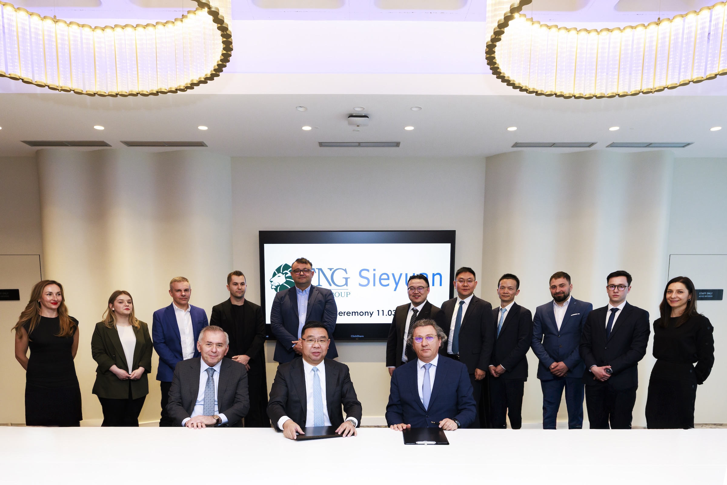Companiile clujene Winners Holding Investments, controlată de Horia Ciorcilă, și Finas Group au încheiat un acord cu firma chineză Sieyuan Electric pentru proiecte de stocare a energiei și parcuri fotovoltaice în România. Planul pe 2 ani prevede investiții de 400 mil.euro