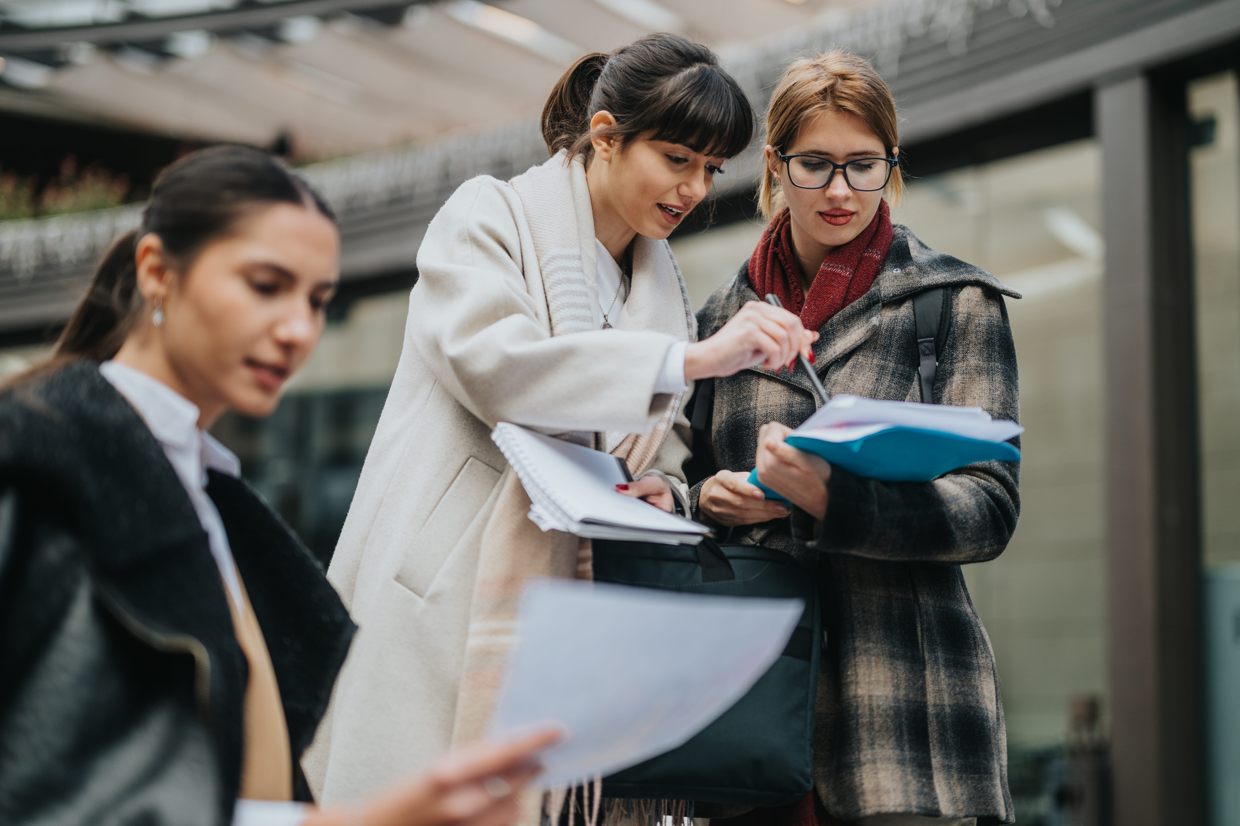 Business, la feminin. România urcă pe podiumul UE la antreprenoriatul feminin, 4 din 10 antreprenori sunt femei. Aproape 800.000 de românce sunt implicate în mediul de business