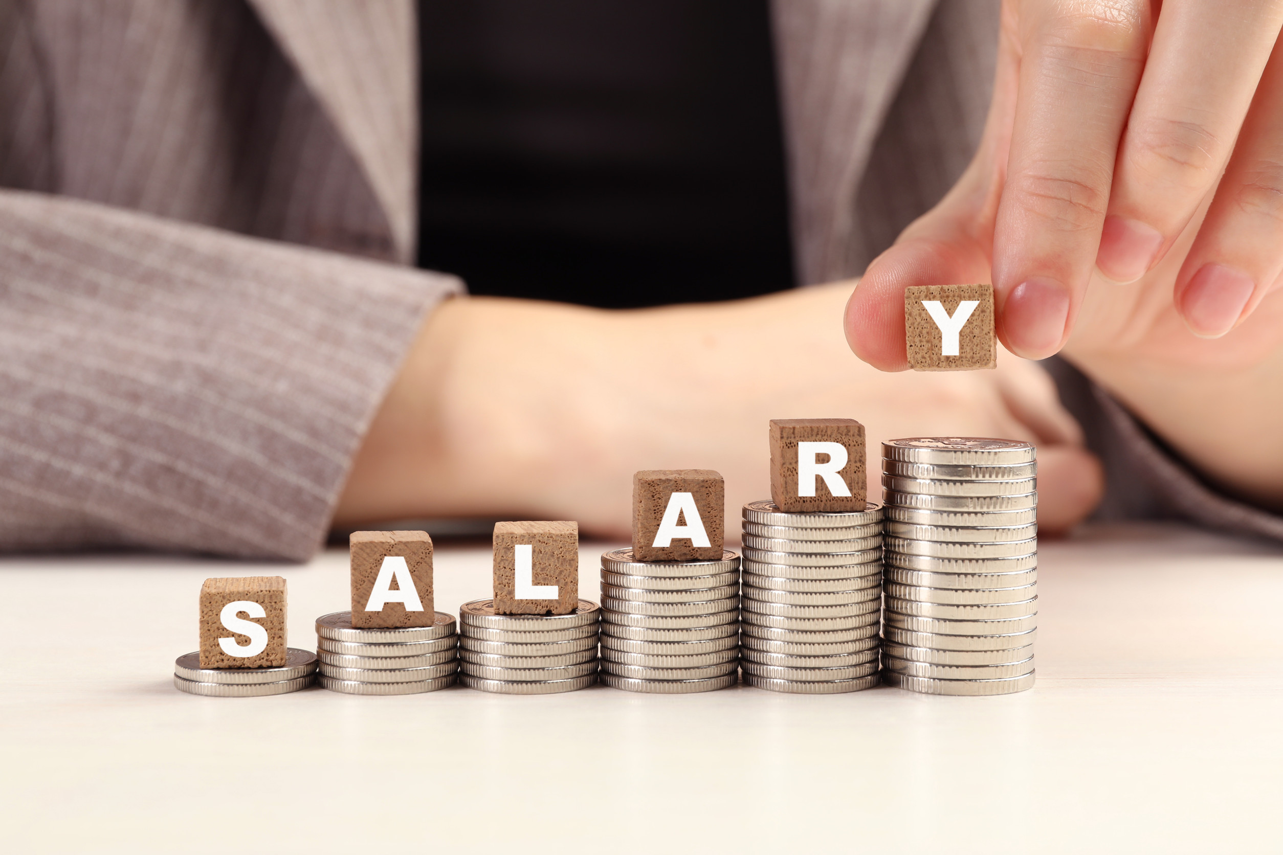 Ce se mai întâmplă pe piața muncii? Retailul și construcțiile au făcut cele mai multe recrutări, dar salariile au crescut cel mai mult în finanțe și telecom