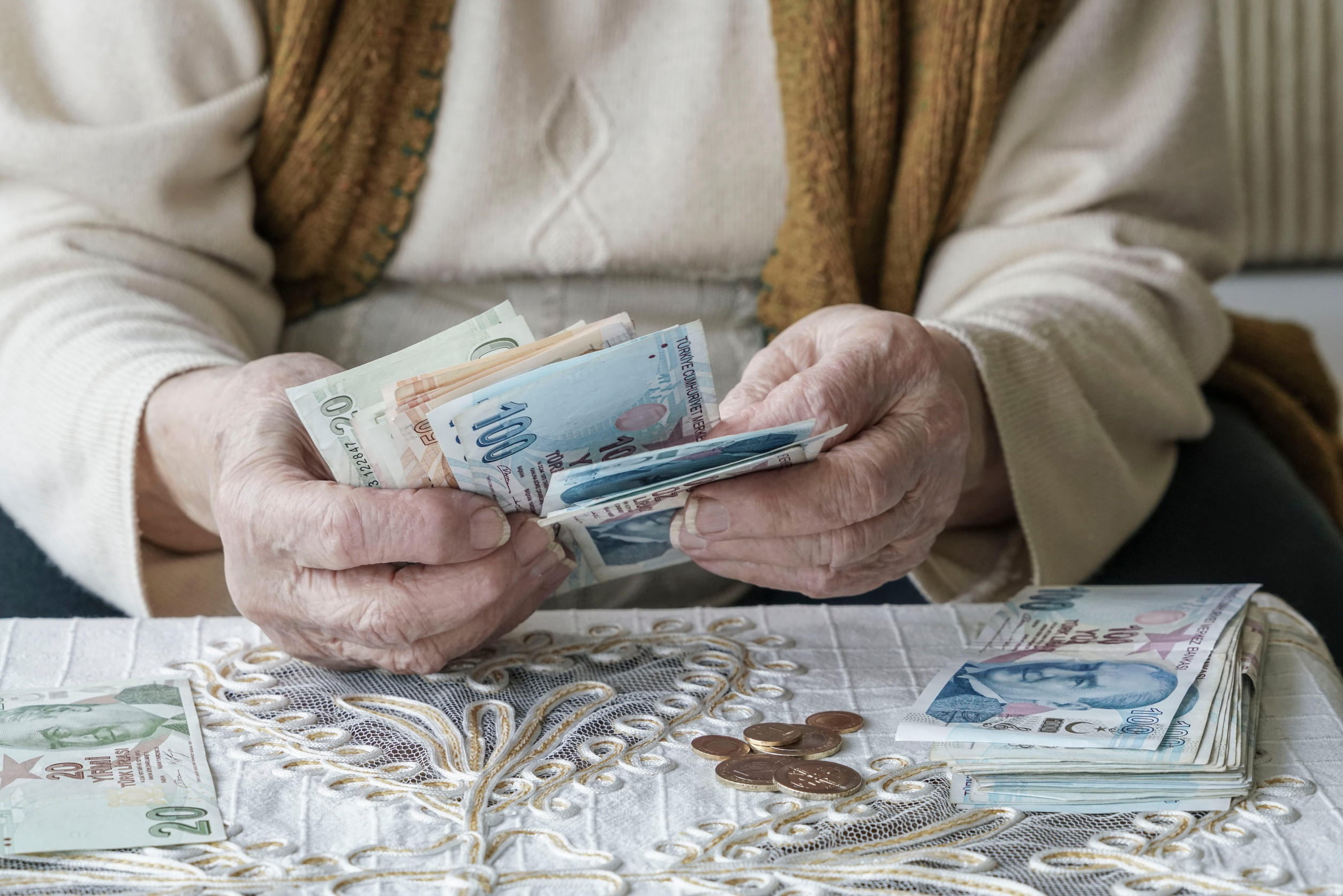 Două Românii la pensie. Unde se trăiește mai bine la bătrânețe