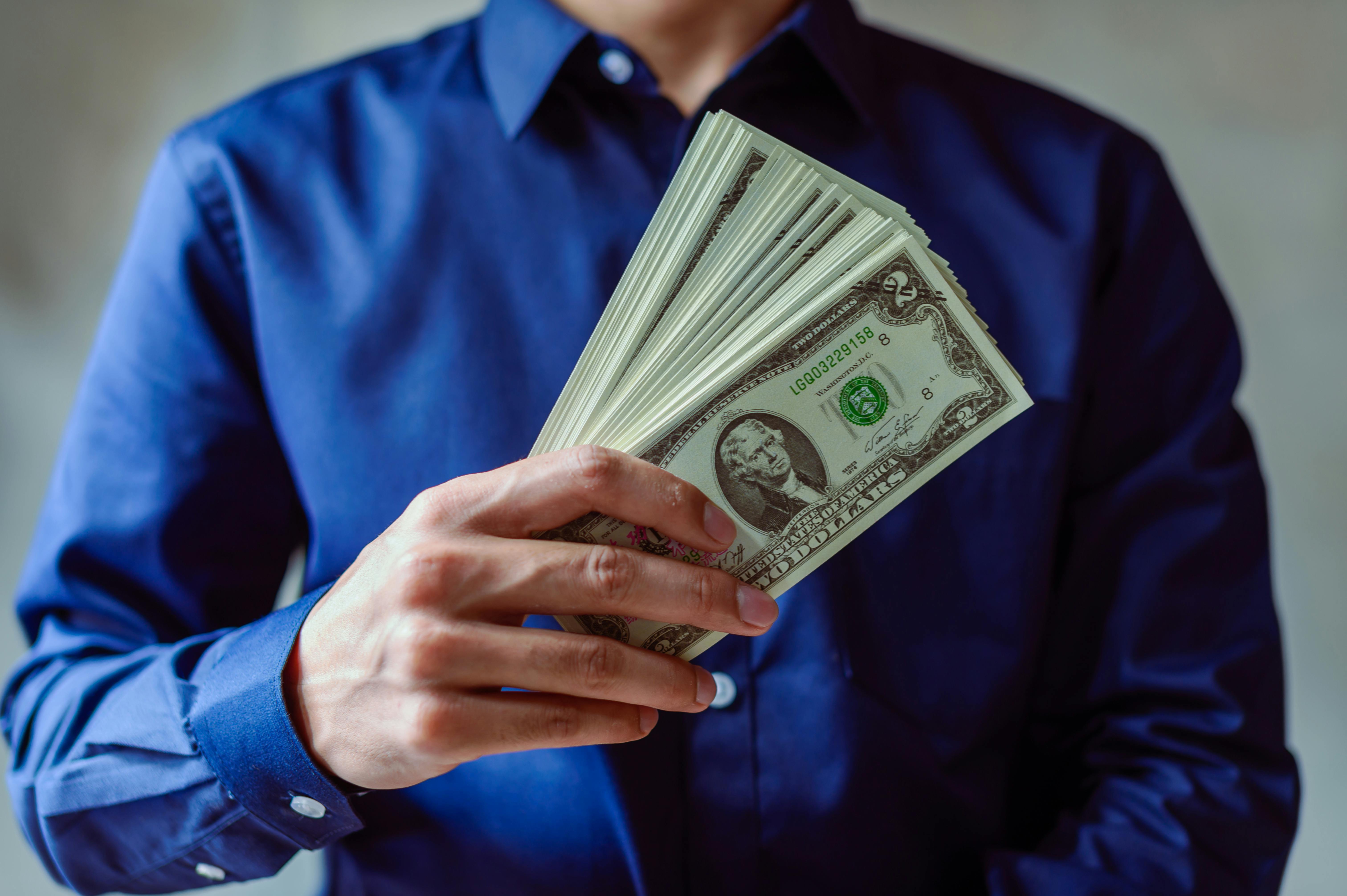 Cum a reușit un tânăr de doar 25 de ani care s-a lăsat de școală să pună bazele unui business impresionant deși nimeni nu credea în el. Acum el câștigă peste un milion de dolari în fiecare an și își ajută părinții să se pensioneze mai devreme